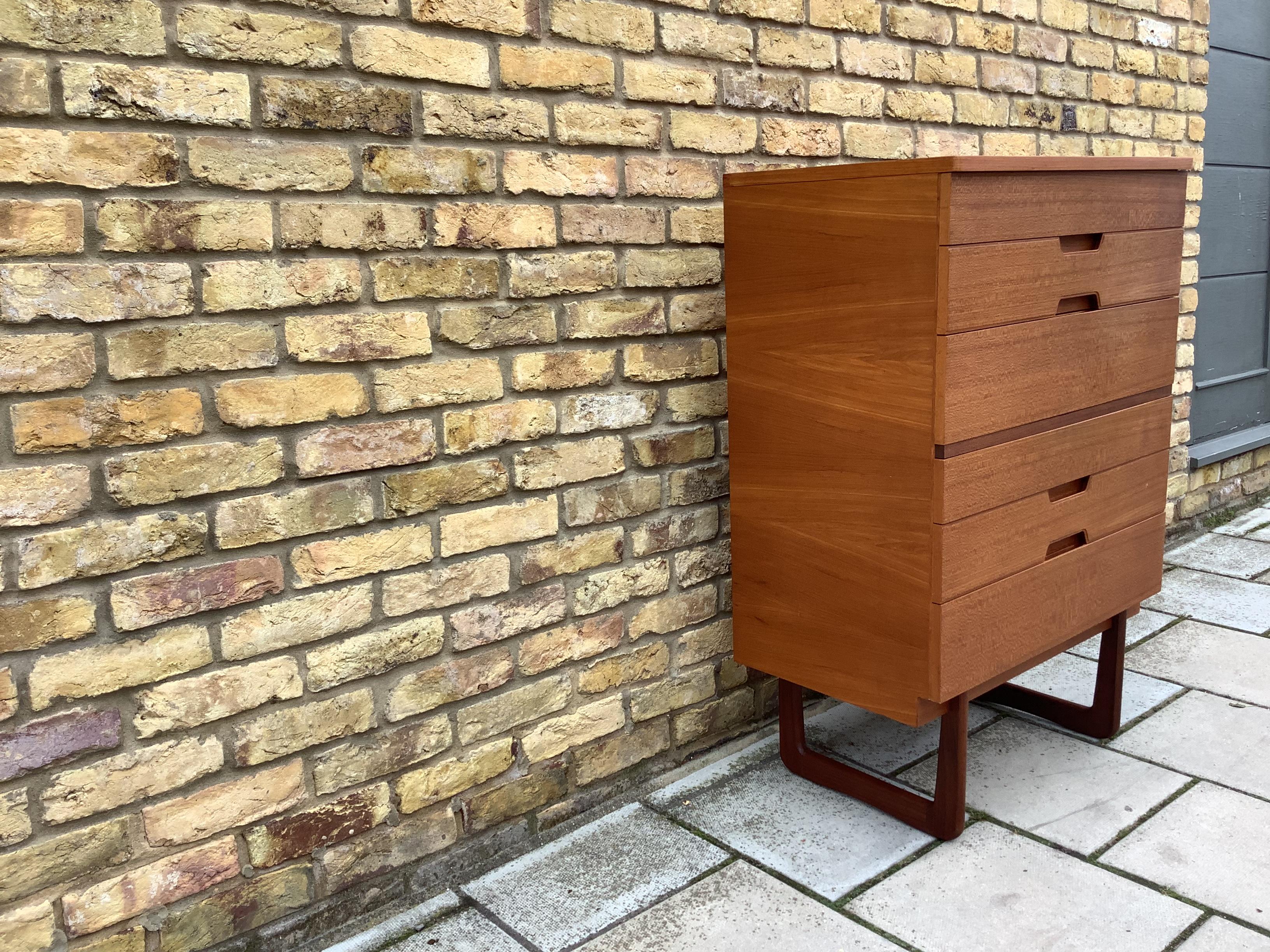 Uniflex Q Range Chest of Draws by Gunther Hoffstead/1960’s Chest of Draws In Good Condition For Sale In London, Lambeth