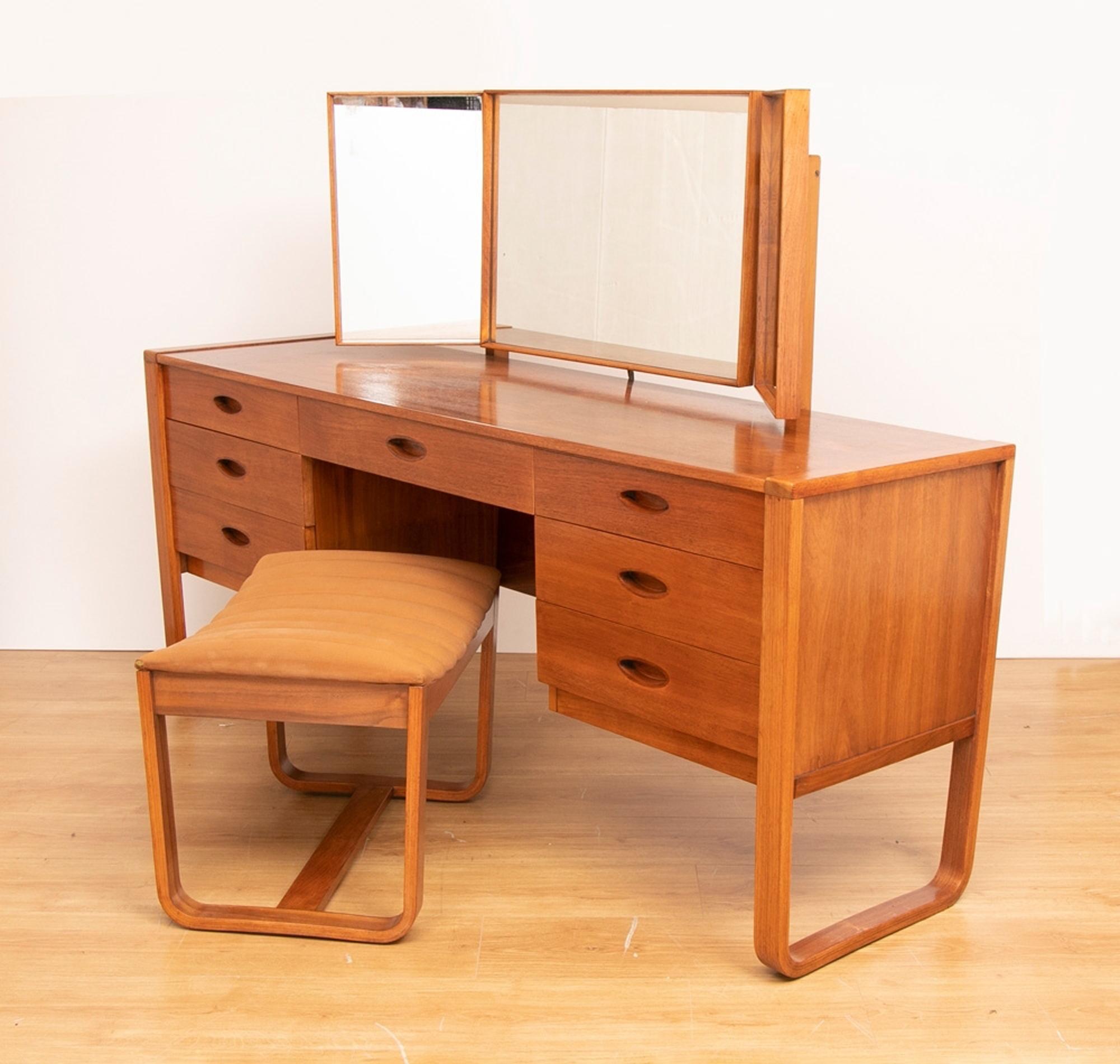 Uniflex walnut dressing table by Gunther Hoffstead
1960s walnut dressing table/desk designed in the Gunther Hoffstead for Uniflex.
It has 7 drawers and a pivoting triptych mirror. The mirrors can easily be removed to convert it into a desk.