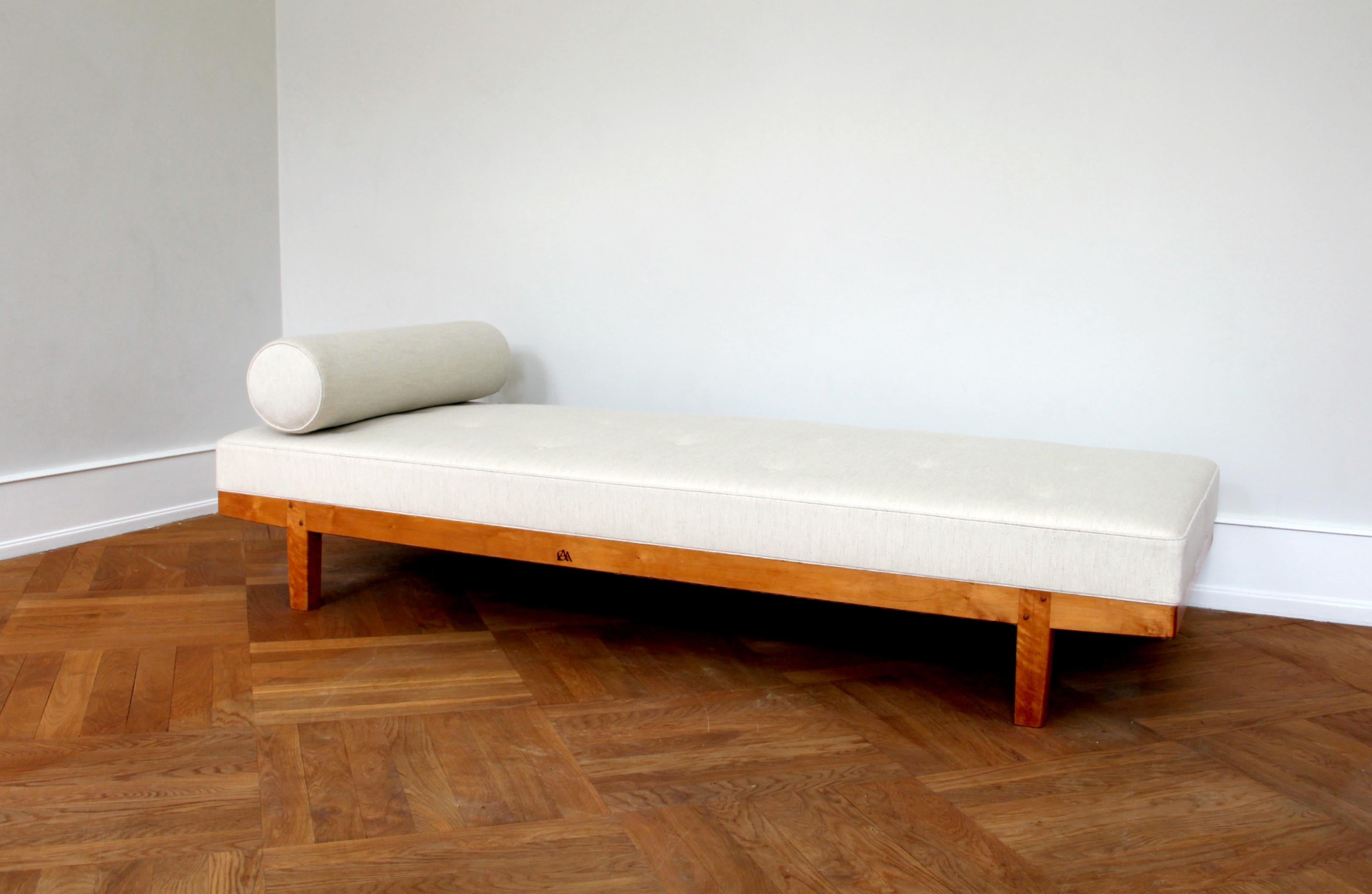 Carl-Axel Acking - Mid-Century Modern design - Scandinavia

Unika daybed by Carl-Axel Acking marked with designer’s signature.

Birch frame with CAA branded in front. Seat and cushion newly upholstered in Savak wool.

Size: 75 cm D x 192 cm W x 45
