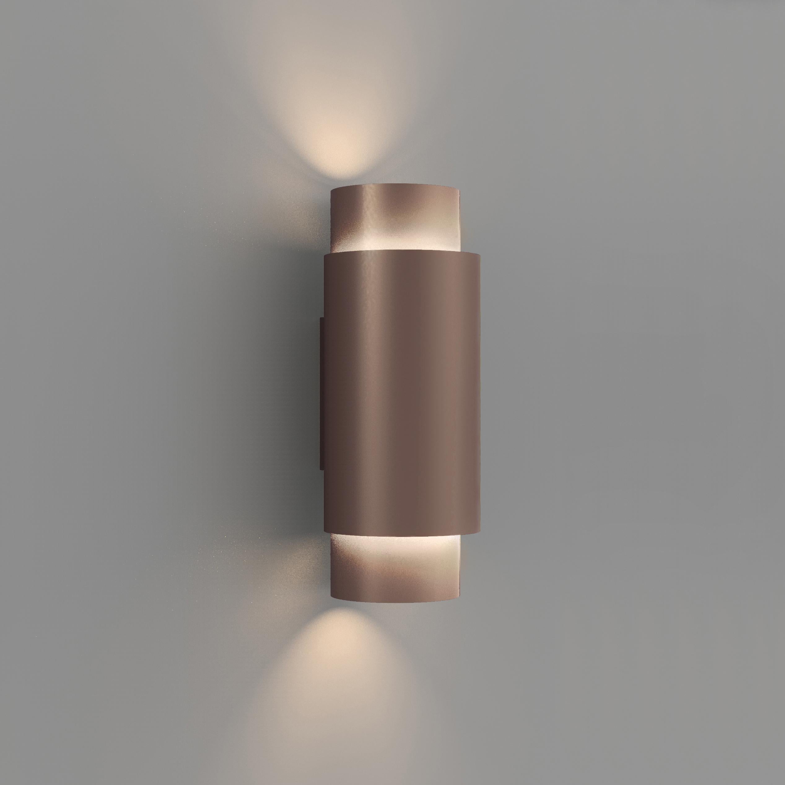 Lampada da parete contemporanea Union Medium in alluminio anodizzato bronzo di JSPR
Progettato da Jasper van Grootel.
Dimensioni: Ø 12 x H. 31 cm.
Materiali: Alluminio anodizzato.

Realizzato a mano nei Paesi Bassi. Disponibile in diversi colori
