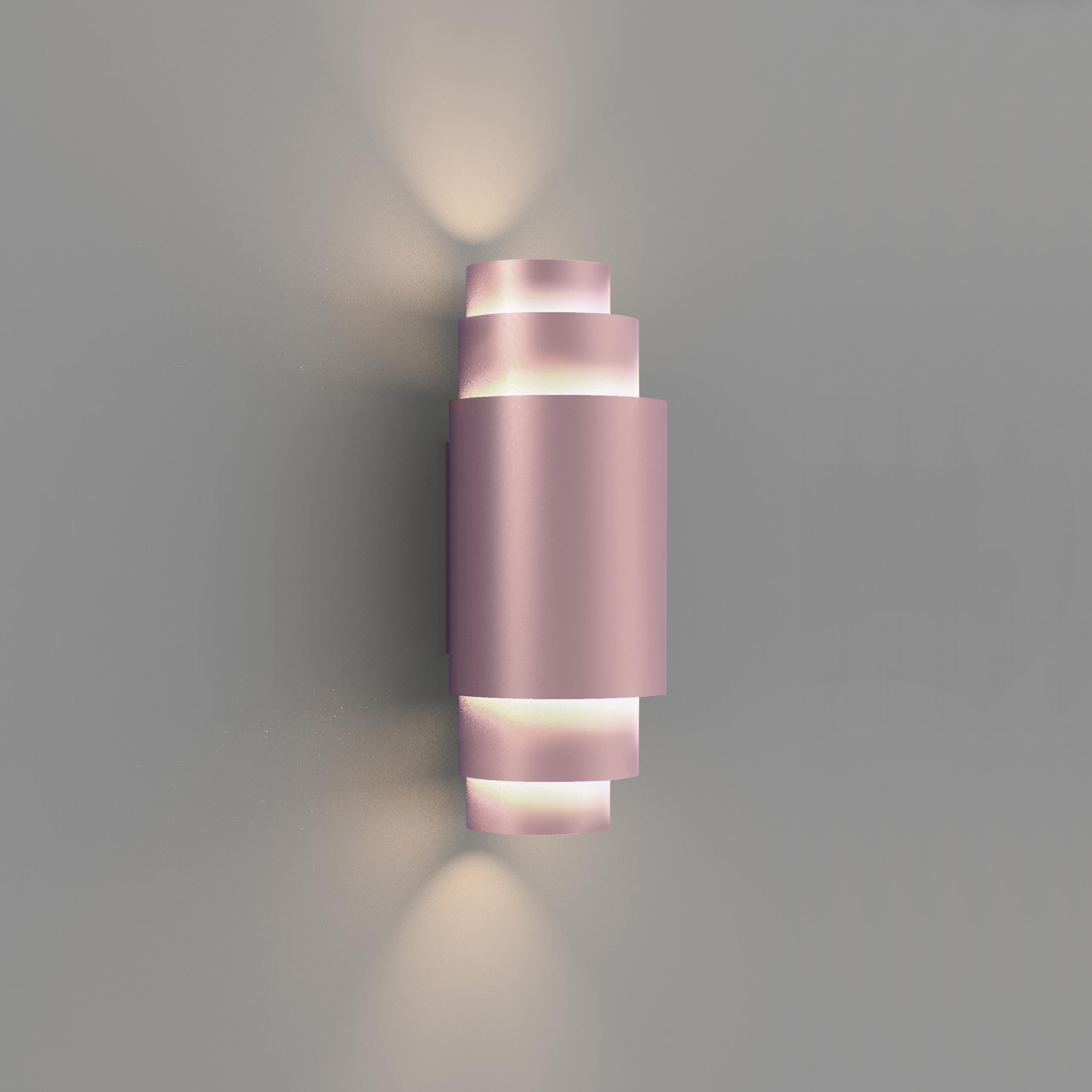 Lampada da parete contemporanea Union Medium Cake in alluminio anodizzato rosa di JSPR
Progettato da Jasper van Grootel.
Dimensioni: Ø 12 x H. 31 cm.
Materiali: Alluminio anodizzato.

Realizzato a mano nei Paesi Bassi. Disponibile in diversi colori