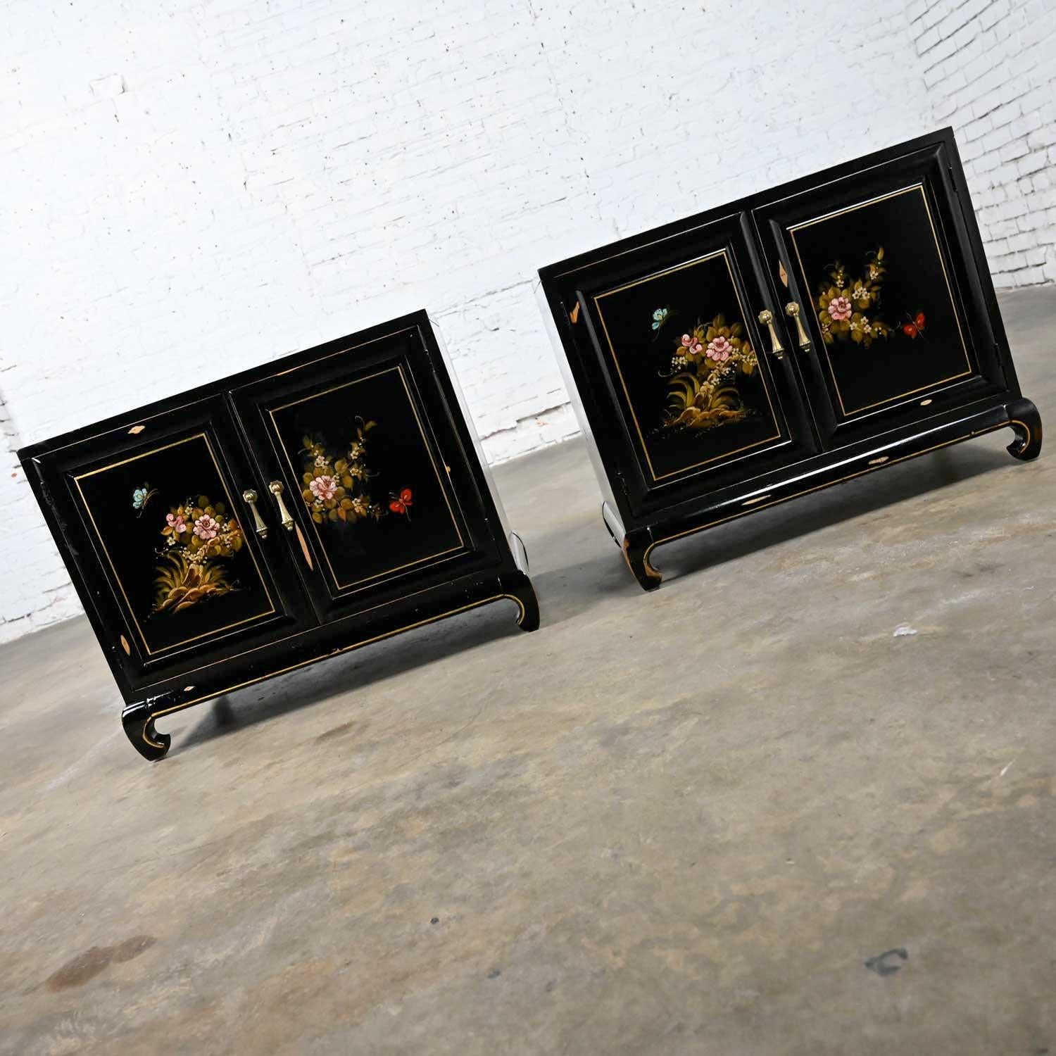 Union National Chinoiserie Chow Leg Pair Nightstands Floral Design & Distressed In Good Condition In Topeka, KS