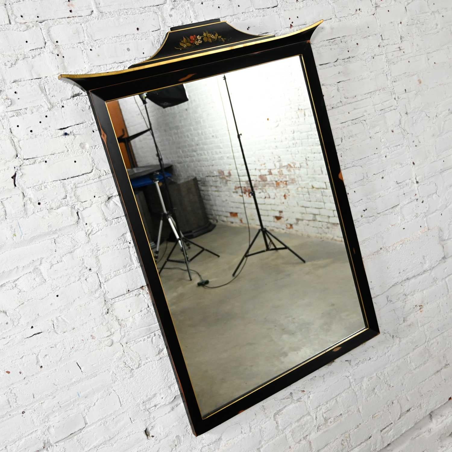 Splendida specchiera vintage Union National dipinta di nero con piano a pagoda con disegni floreali, rifiniture dorate firmate Dimas e una finitura intenzionalmente affilata su tutta la superficie. Condizioni splendide, tenendo presente che si