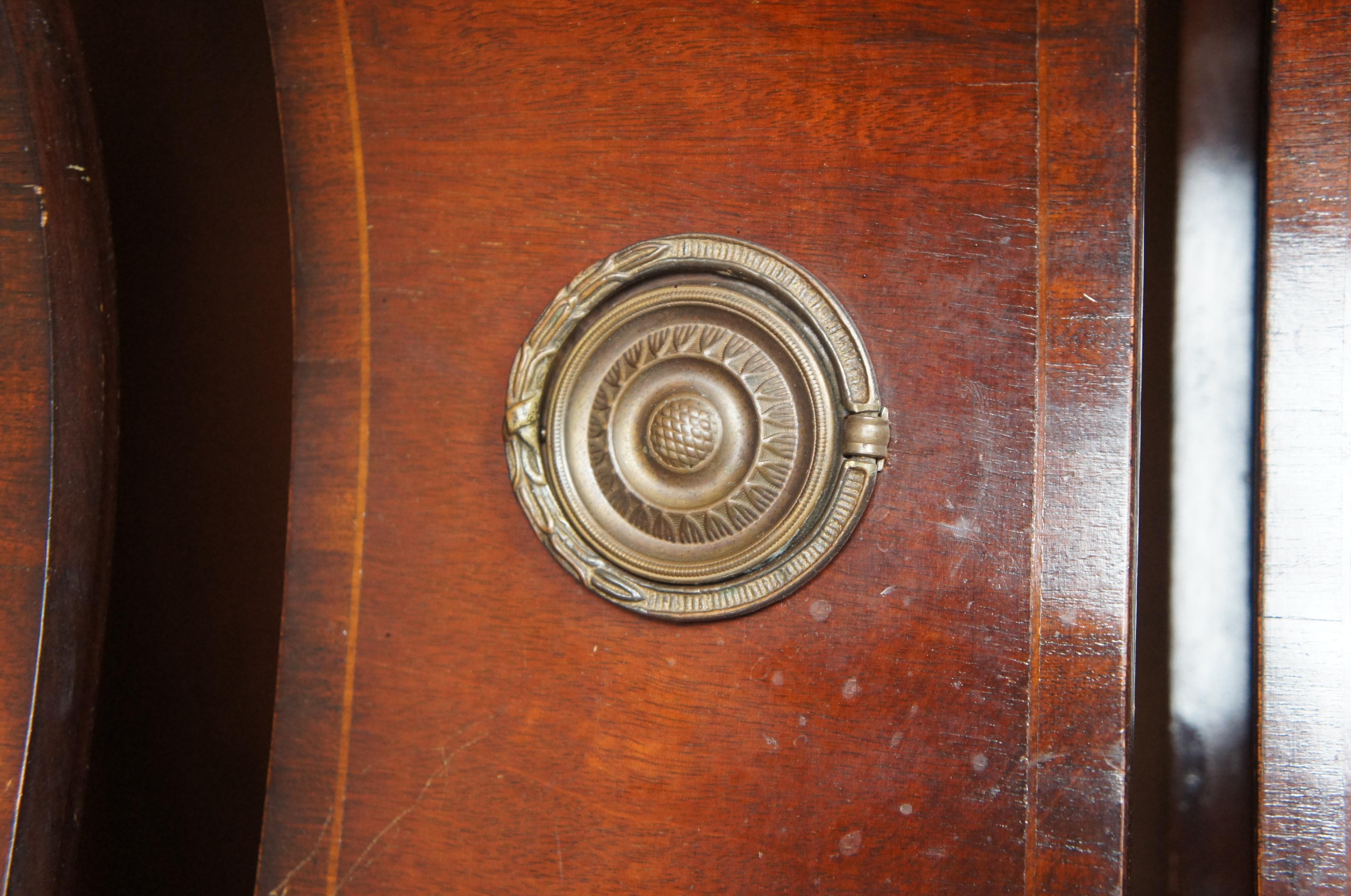 Laiton Union National Style Georgian Mahogany Serpentine Bachelors Chest Buffet Dresser en vente