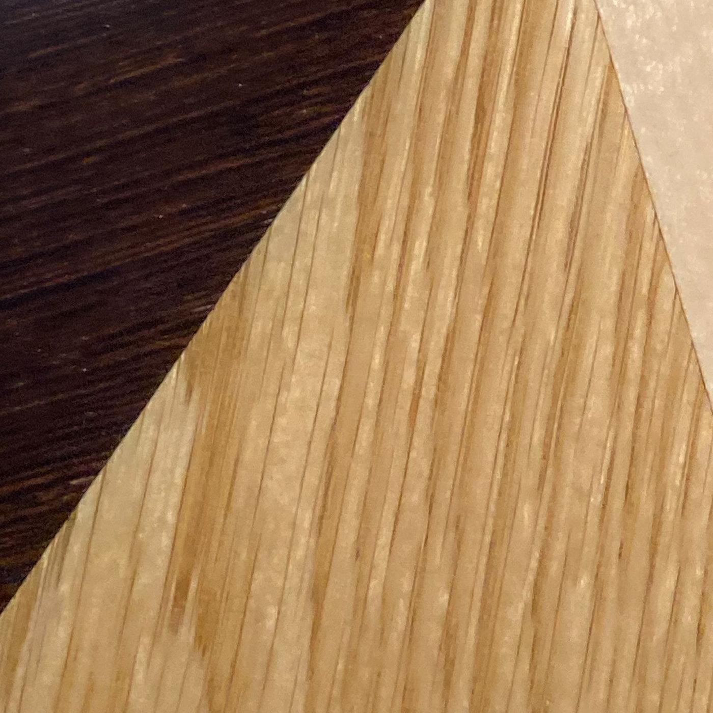 Il Wood diventa arte in questo sofisticato mobile bar che incarna lo stile artigianale e lussuoso di Marzia Boaglio. La struttura rettangolare in palissandro è sostenuta da gambe alte e sottili con piedini in acciaio lucido, mentre l'unità superiore