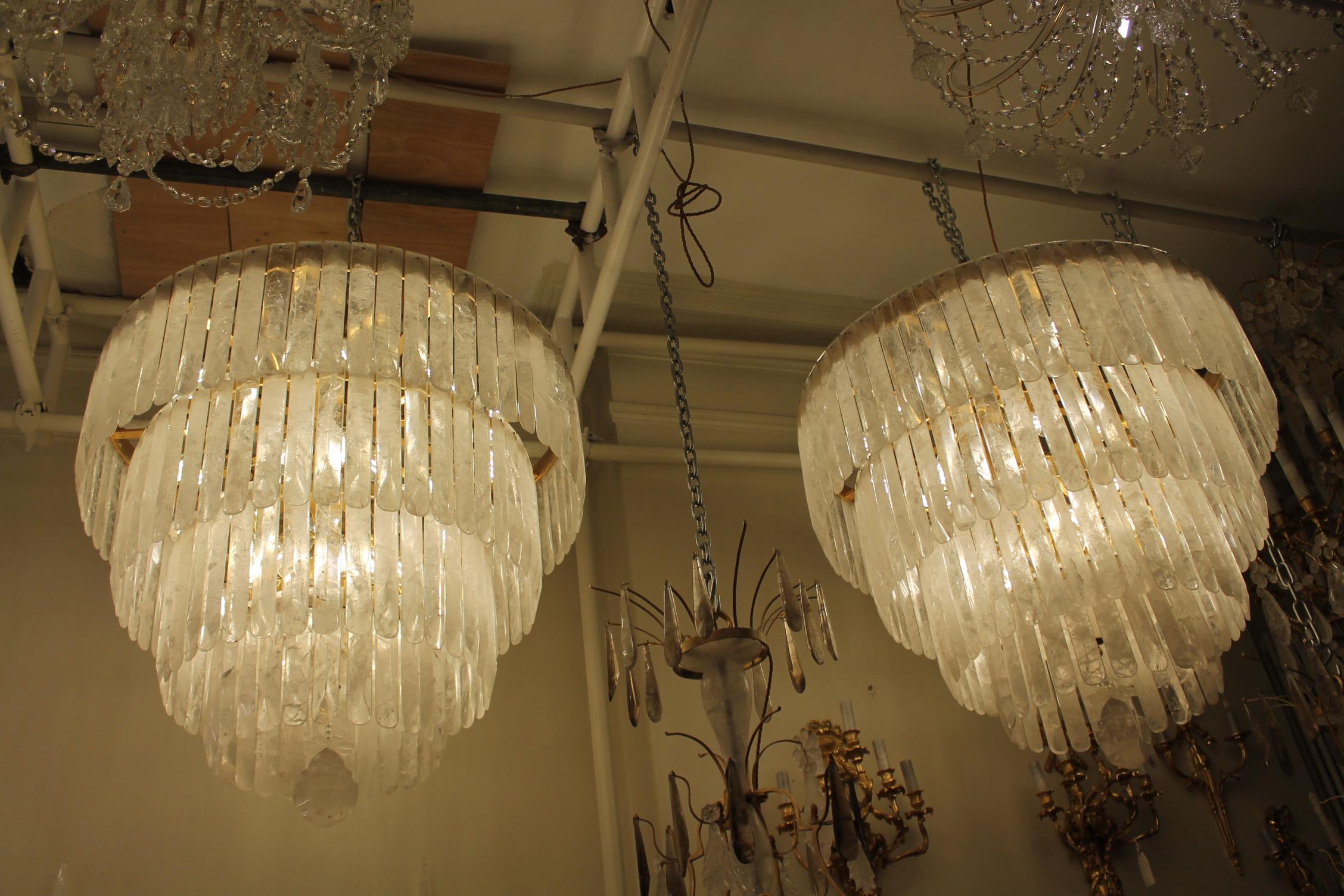Excepcional pareja única de arañas de cristal de roca en venta 2