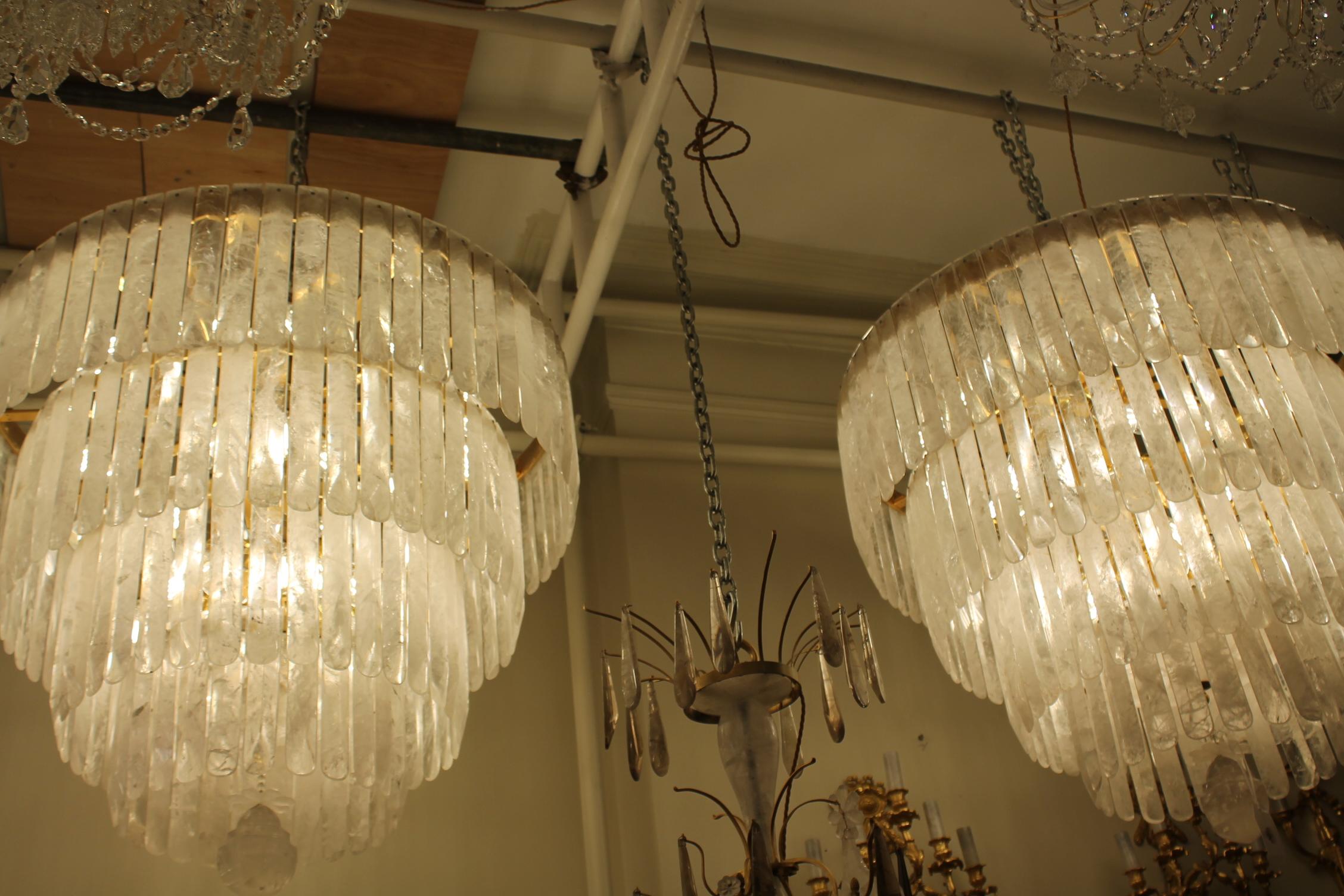 Excepcional pareja única de arañas de cristal de roca en venta 3