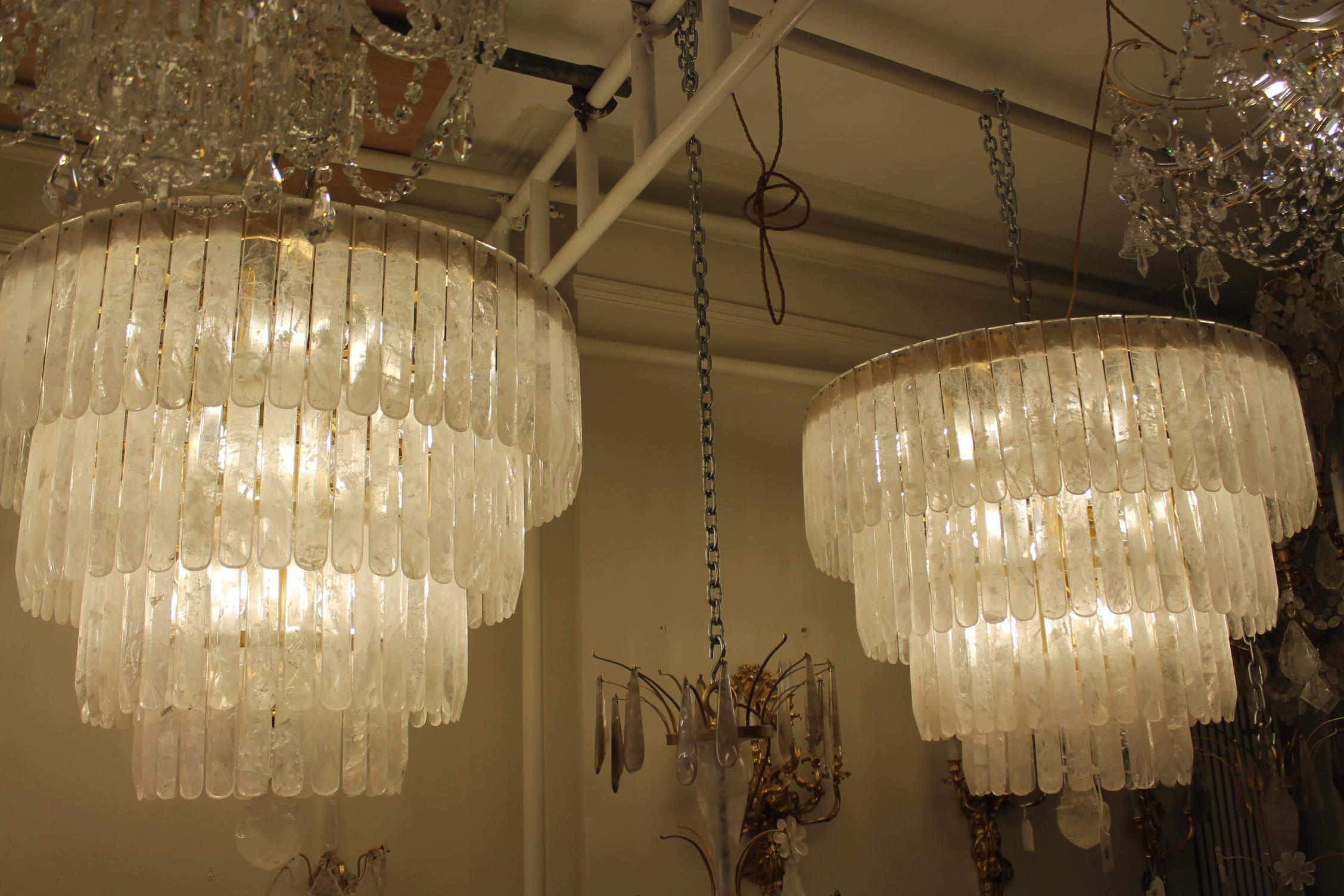 Excepcional pareja única de arañas de cristal de roca en venta 4