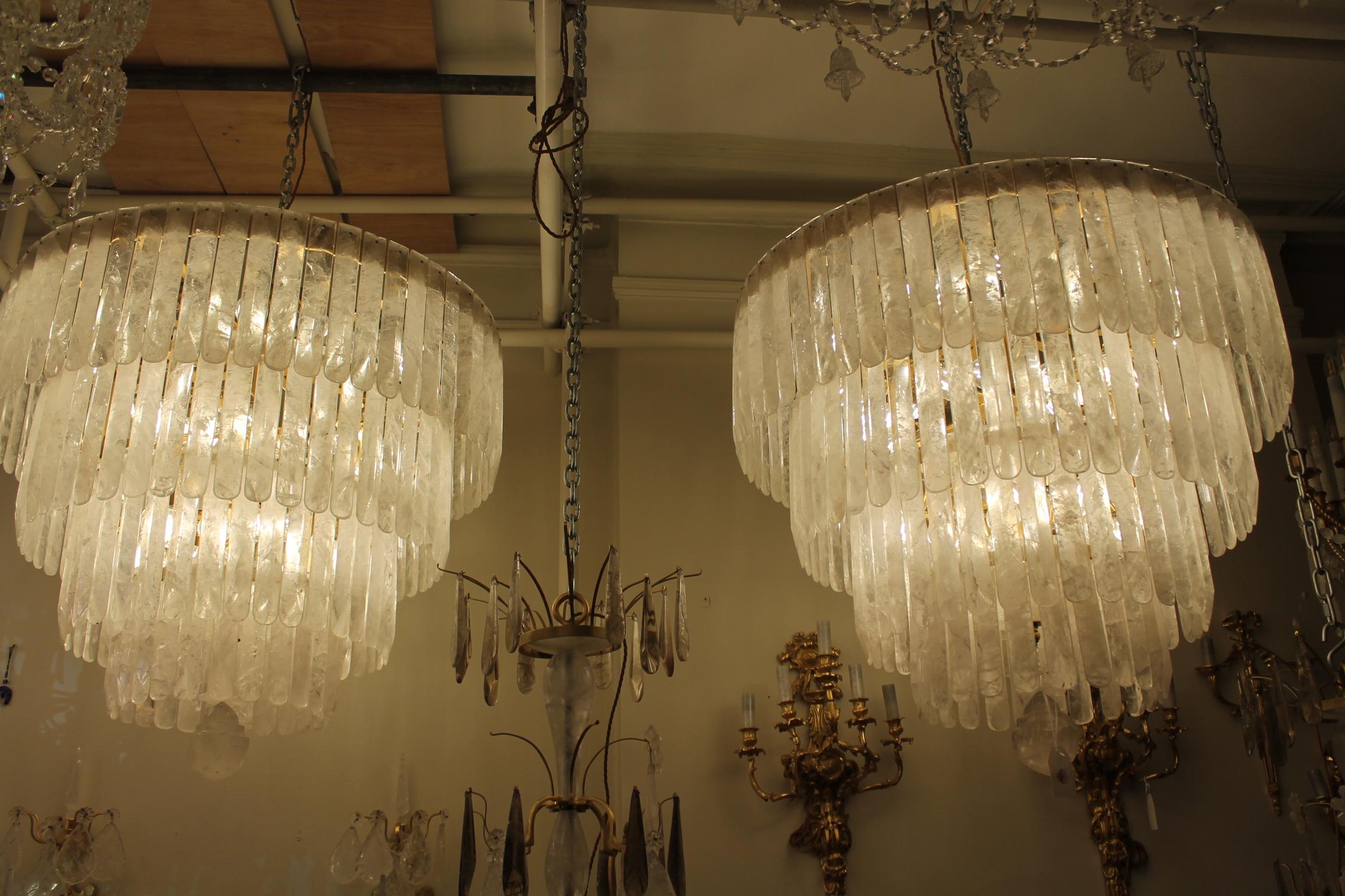 Excepcional pareja única de arañas de cristal de roca en venta 1