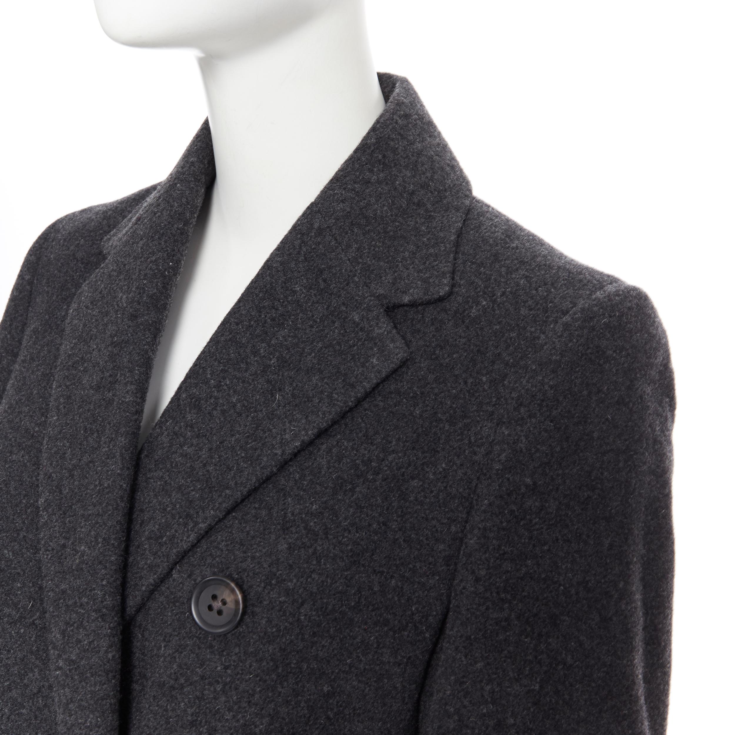 UNIQLO +J JIL SANDER Grauer doppelreihiger Mantel mit Manschettenbesatz aus Wolle S 
Referenz: EACN/A00095 
Marke: Uniqlo 
Designer: Jil Sander 
MATERIAL: Wolle 
Farbe: Grau 
Muster: Solide 
Verschluss: Knopf 
Hergestellt in: China 

ZUSTAND:
