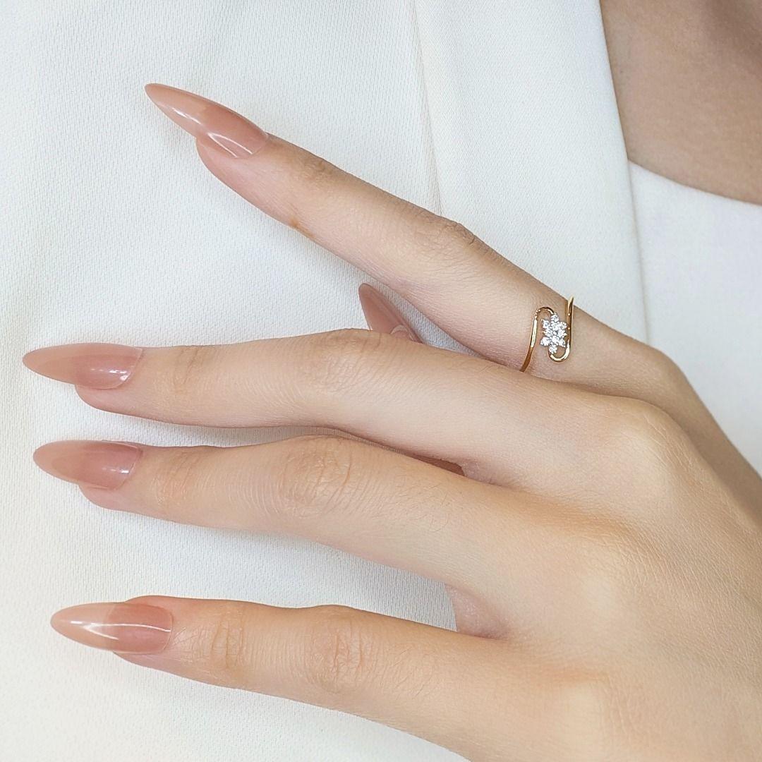 Women's Unique 0.13ct Diamond Ring with Distinctive 18K Yellow Gold Band For Sale