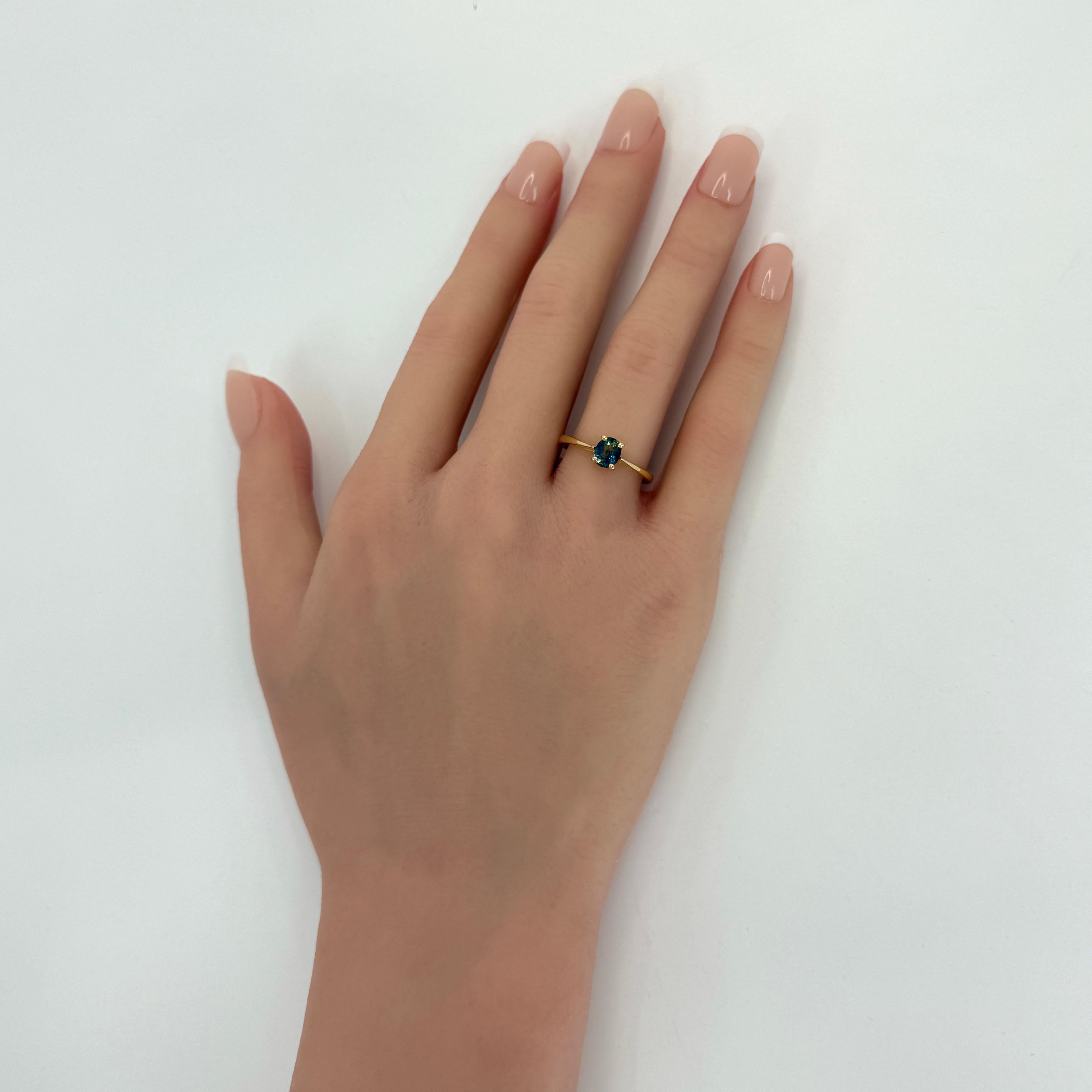 Einzigartiger 0,85 Karat zweifarbiger ovaler CEYLON Blauer Gelber Saphir Solitär 18k Gold Ring (Ovalschliff) im Angebot
