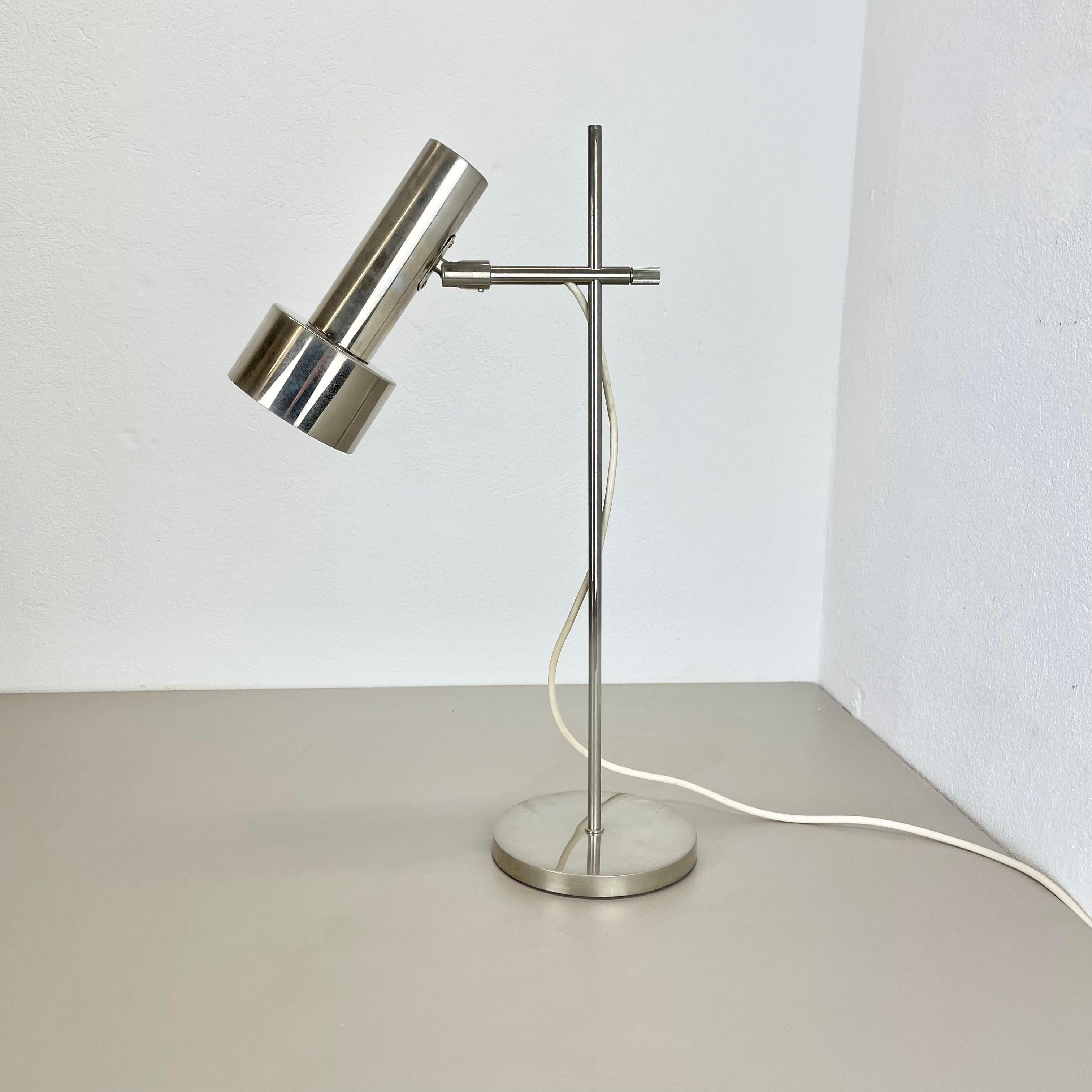 Artículo:

tabla  luz con 1 punto de luz


Productor:

OMI Lighting, Alemania


Diseño:

al estilo de Koch & Lowy



Origen:

Alemania



La edad:

1970s





Original lámpara de sobremesa alemana modernista de los años 70, fabricada en metal con