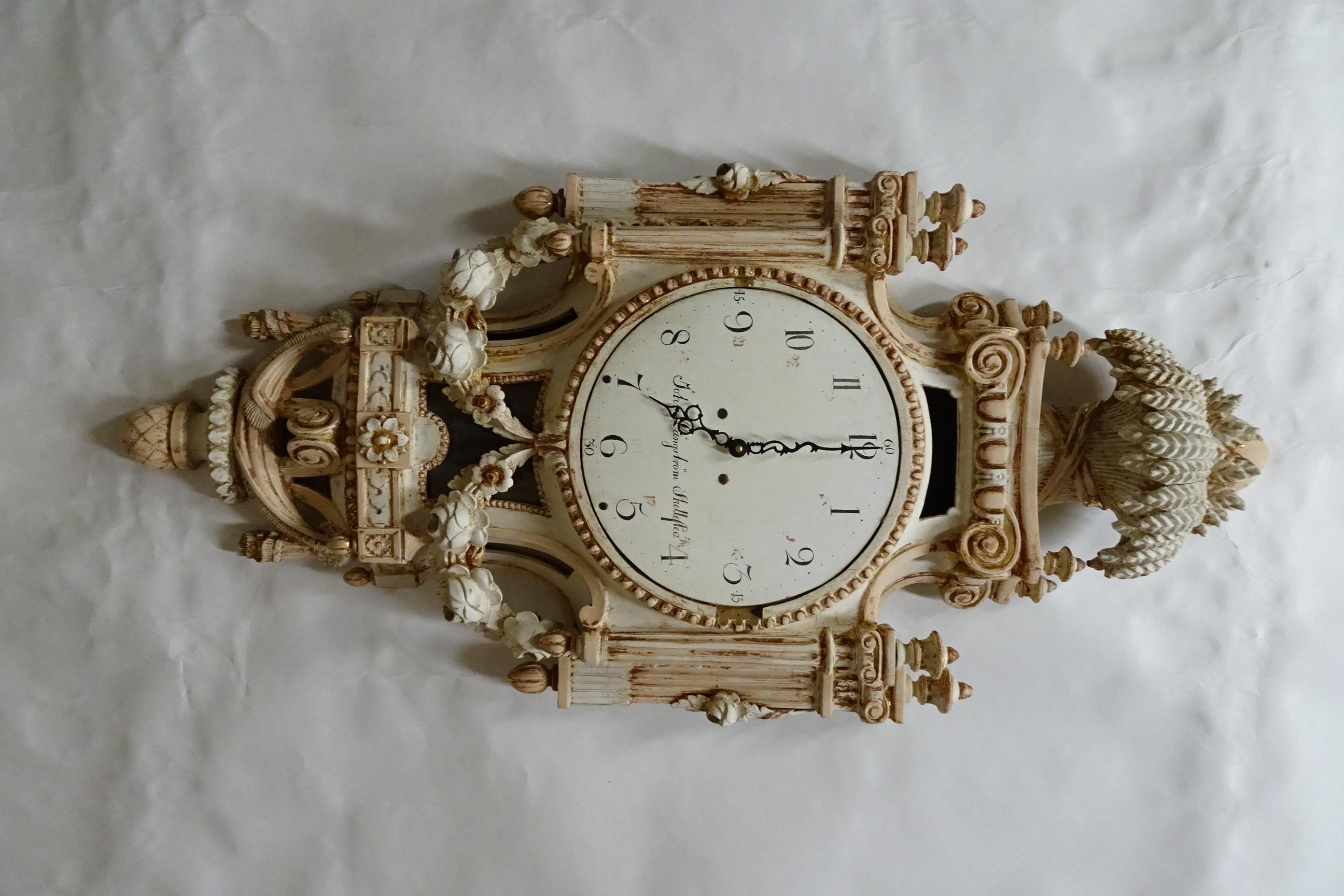 Il s'agit d'une horloge murale gustavienne suédoise unique et 100% originale.
