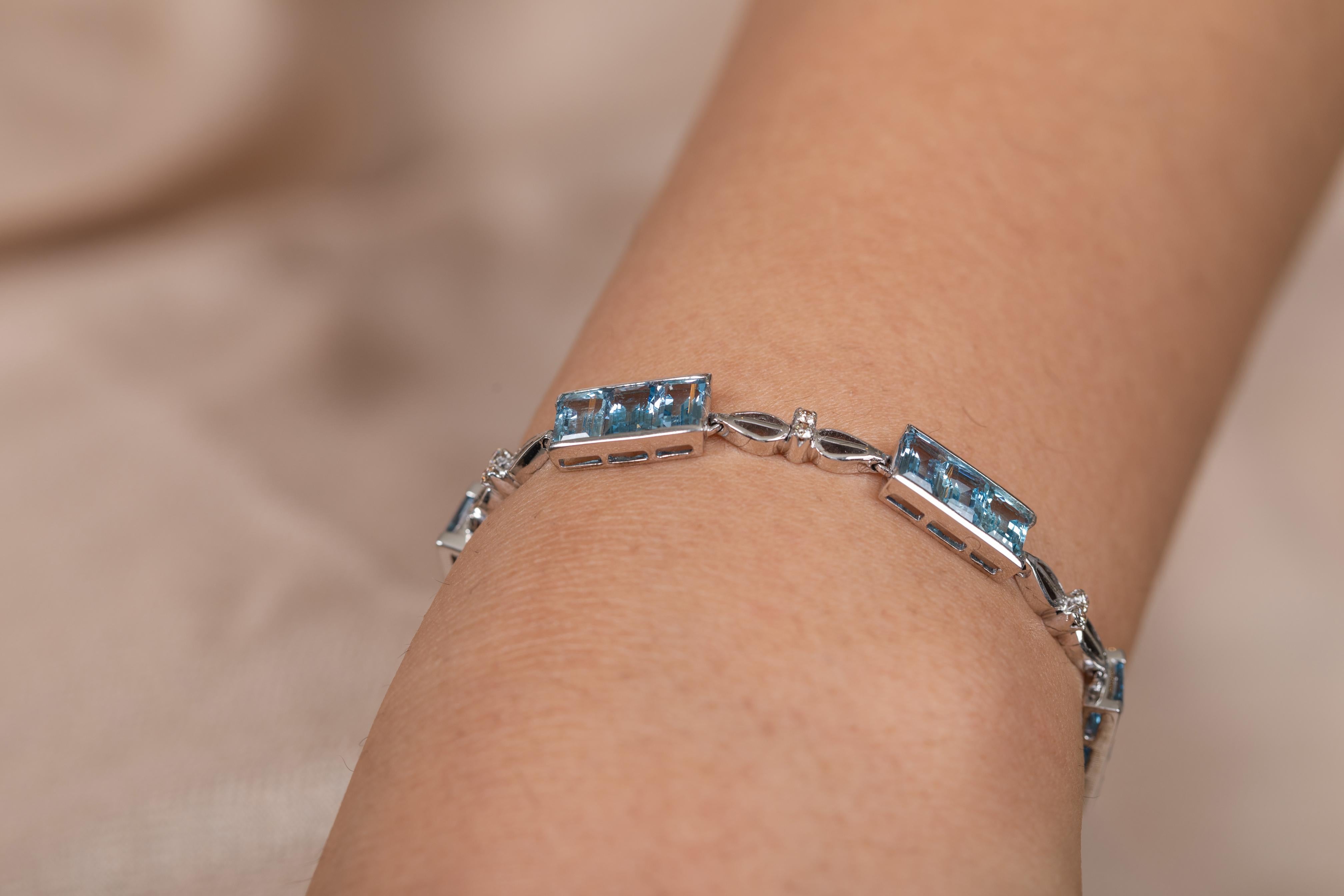 Unique 10.84 Carat Octagon Cut Aquamarine Bracelet in 18k Solid White Gold In New Condition For Sale In New York, NY