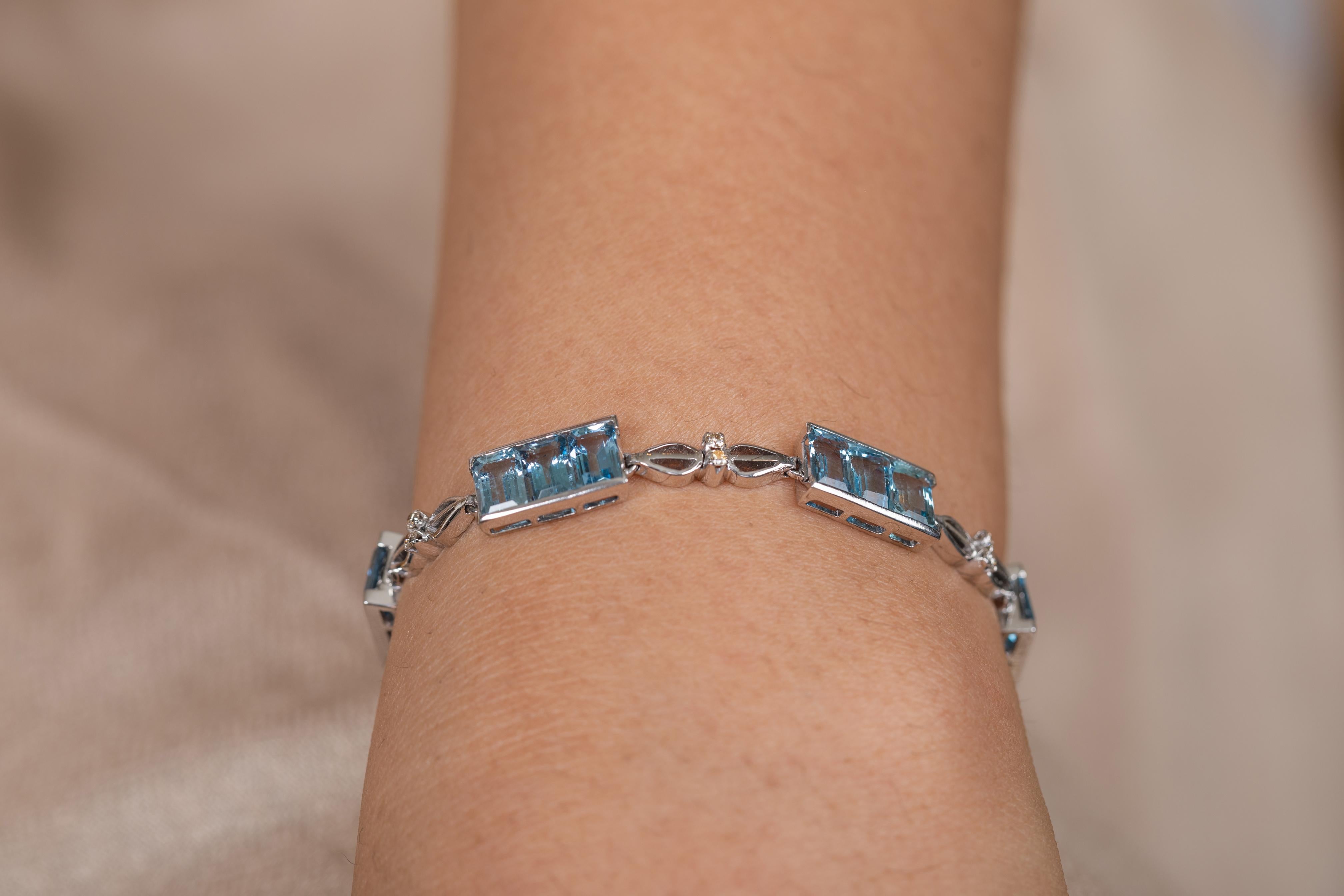 Unique 10.84 Carat Octagon Cut Aquamarine Bracelet in 18k Solid White Gold For Sale 1