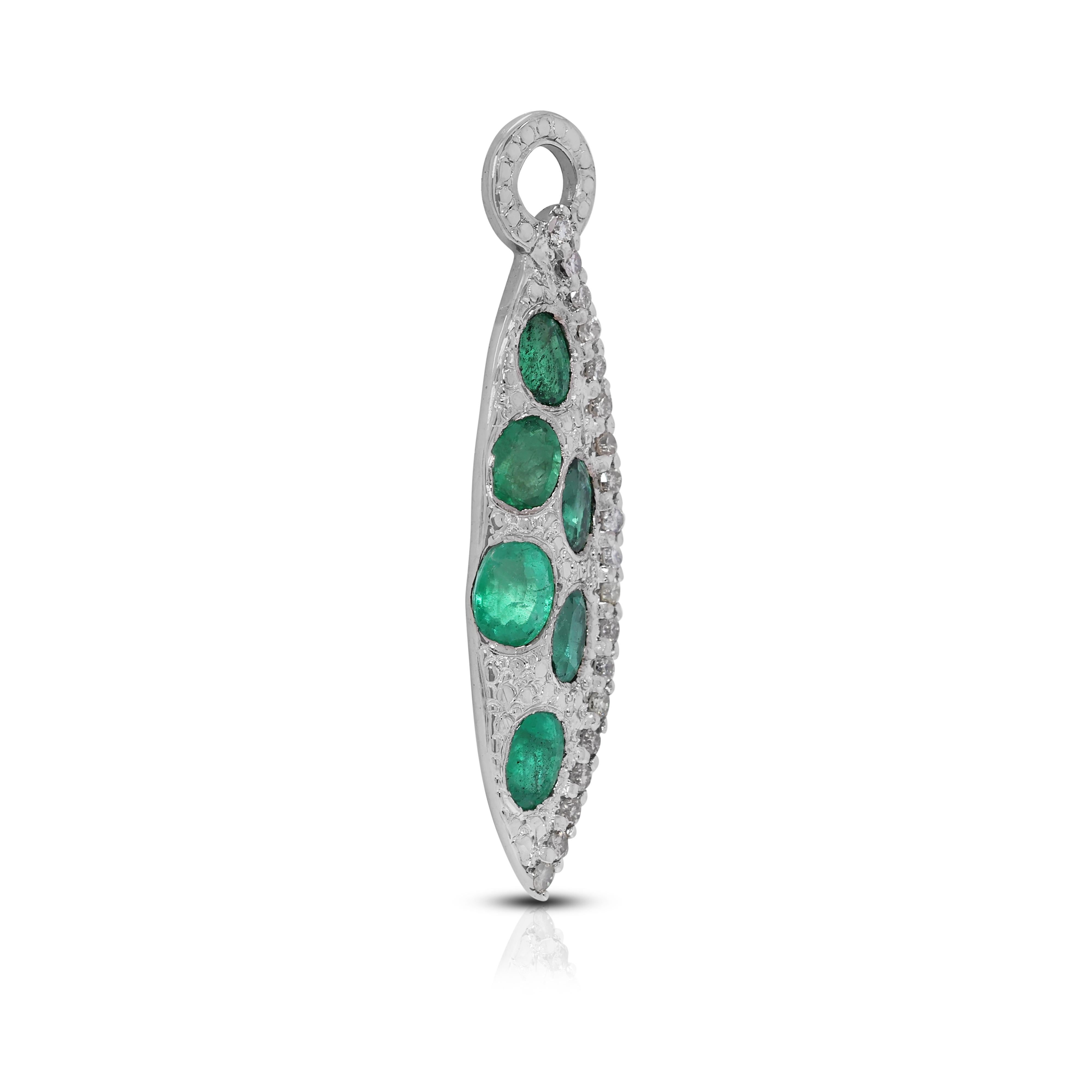 Colgante único de esmeralda y diamante natural de 1,15 quilates en oro blanco de 9 quilates Corte oval en venta
