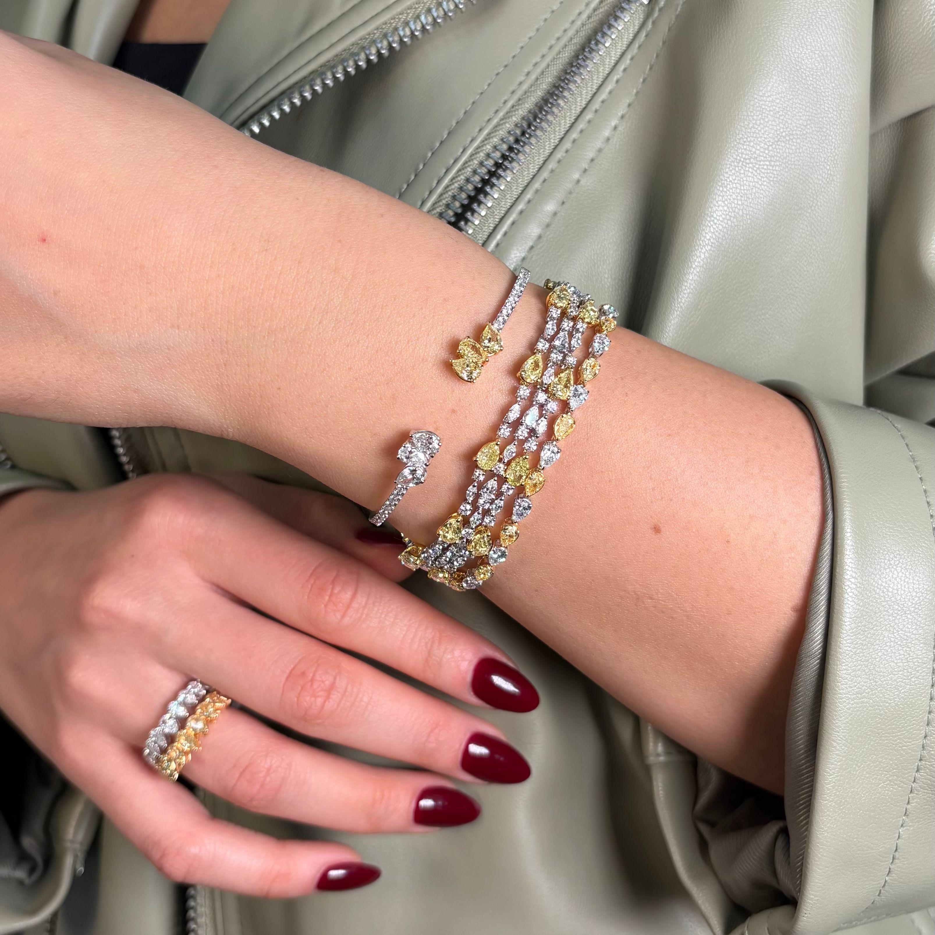 Esta pulsera de 13,47 quilates reúne una sorprendente combinación de color y forma, con veinte diamantes en forma de pera Amarillo Fancy enmarcados por una intrincada disposición de diamantes blancos redondos, en forma de pera y talla marquesa. La