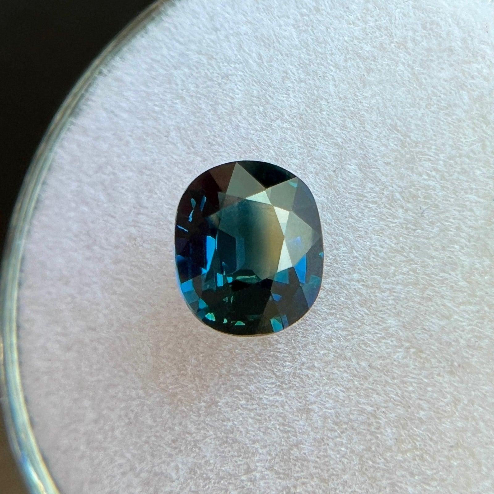 Gema única de zafiro australiano bicolor de 1,36 ct con certificado GIA de talla oval 7x5,8 mm en Nuevo estado para la venta en Birmingham, GB