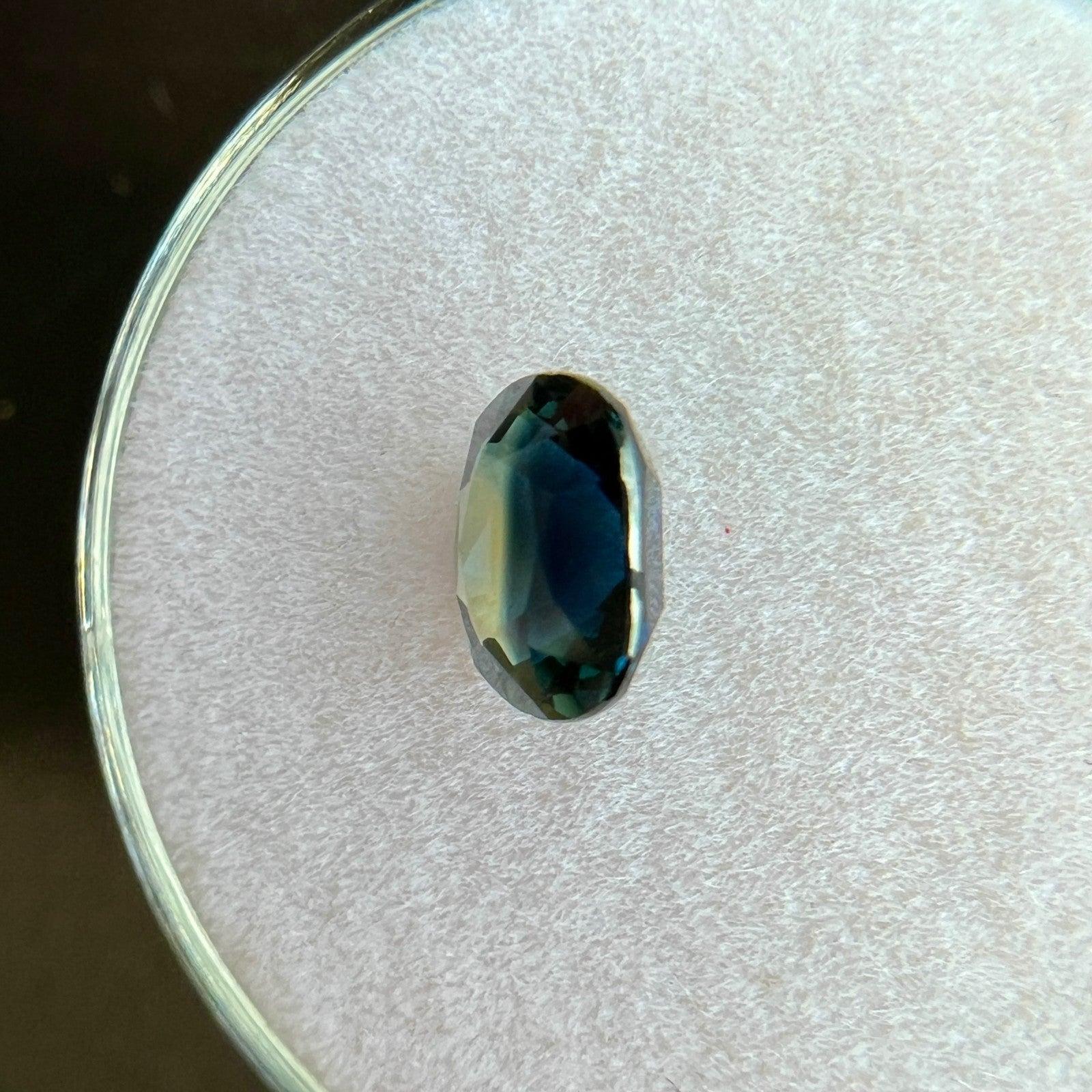 Gema única de zafiro australiano bicolor de 1,36 ct con certificado GIA de talla oval 7x5,8 mm en venta 1