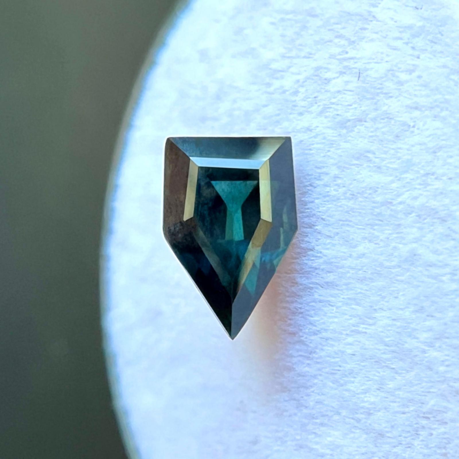 Einzigartige 1,36ct GIA zertifiziert unbehandelten tiefblauen Saphir Fancy Shield Cut Edelstein (Schildschliff) im Angebot