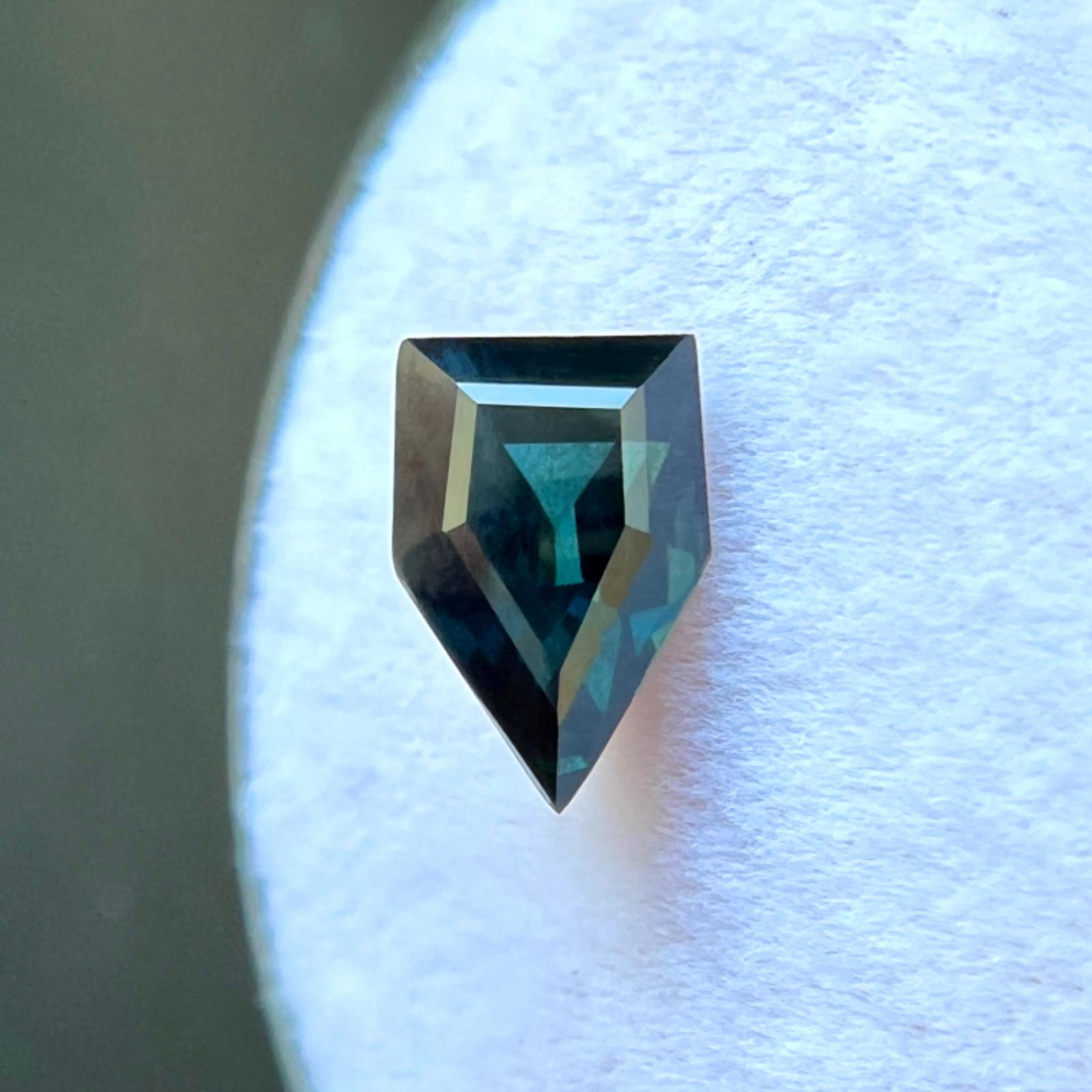 Einzigartige 1,36ct GIA zertifiziert unbehandelten tiefblauen Saphir Fancy Shield Cut Edelstein im Zustand „Neu“ im Angebot in Birmingham, GB