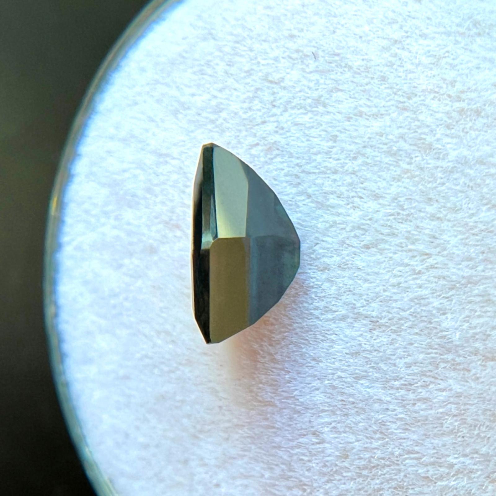 Einzigartige 1,36ct GIA zertifiziert unbehandelten tiefblauen Saphir Fancy Shield Cut Edelstein für Damen oder Herren im Angebot