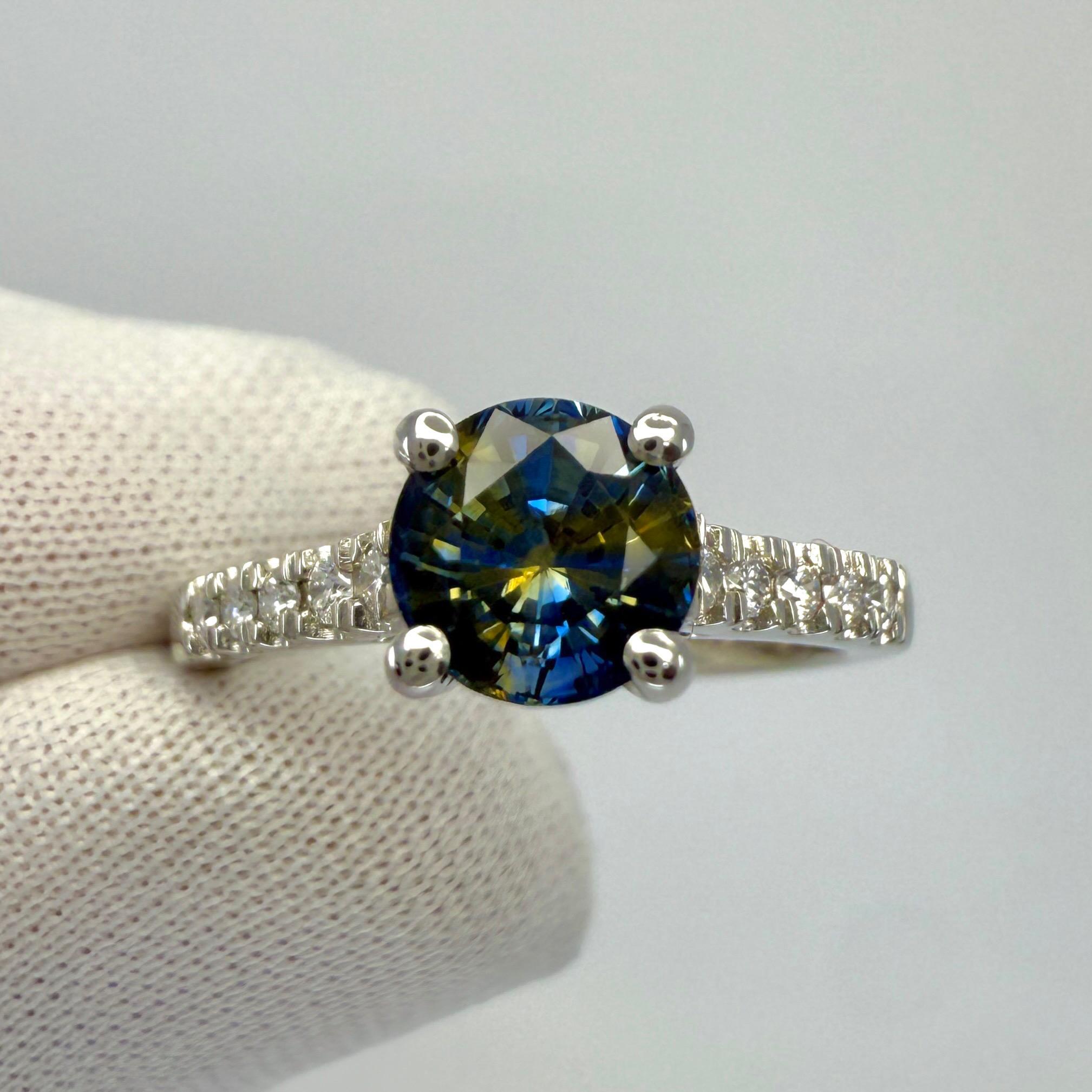 Einzigartiger natürlicher zweifarbiger blauer & gelber Saphir und Diamant Platinring. 1.38 Karat insgesamt.

Dieser Ring zeigt einen wunderschönen natürlichen 1,23-karätigen Saphir mit einem einzigartigen blauen und gelben Bicolor-Effekt.
