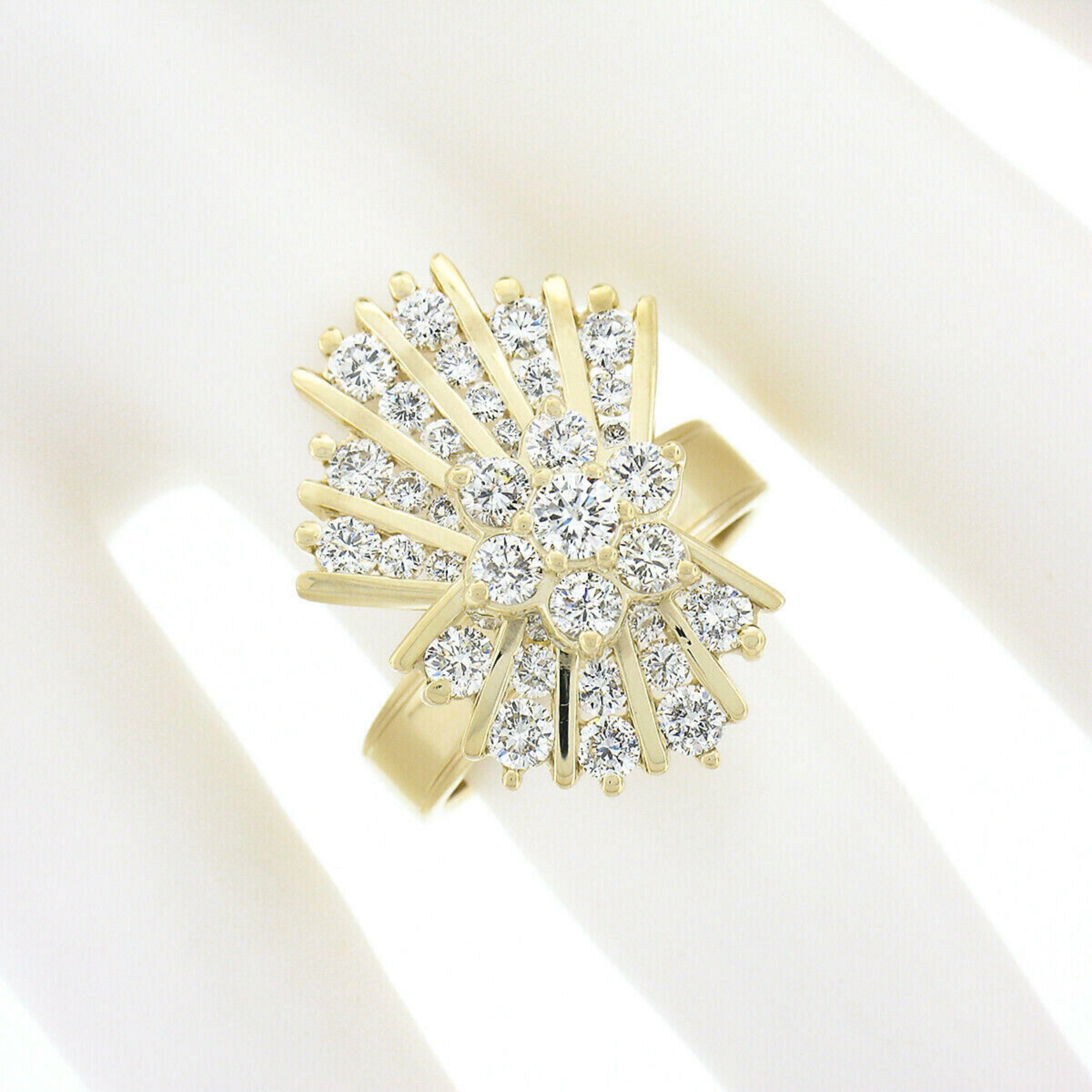Taille ronde Bague cocktail mobile unique en or 14 carats avec diamants ronds et éventail tournant de 2,30 carats en vente