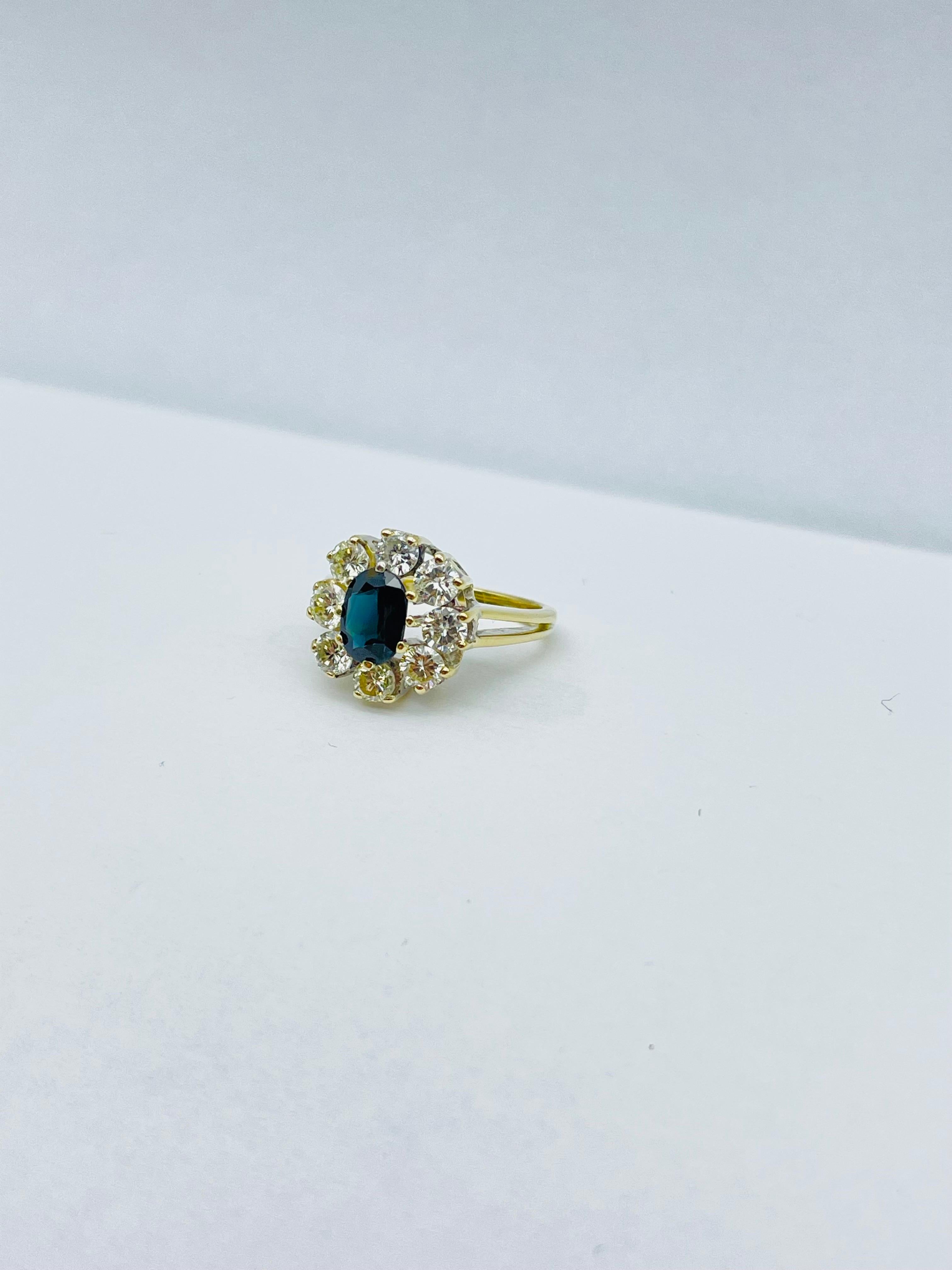 Unique 14k Gold Ring with 8 Brilliant-Cut Diamonds Each 0.15 Carat Blue Sapphire In Good Condition For Sale In Berlin, BE