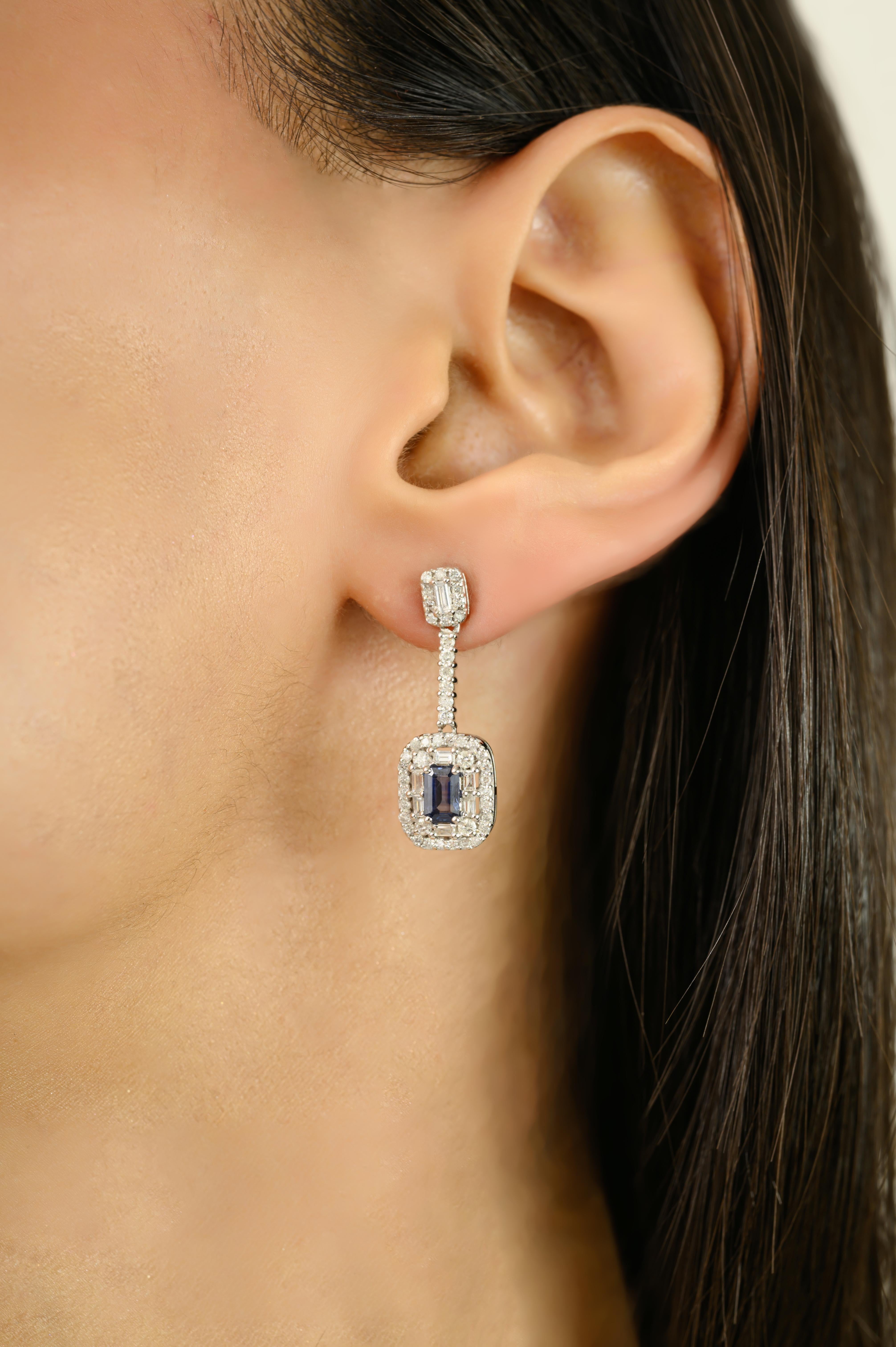 Añade elegancia atemporal a tu look con estos Pendientes Únicos de Gota en Halo de Oro Blanco Macizo de 14k con Zafiro Azul Profundo y Diamante, elaborados en luminoso oro blanco. Cada pendiente exhibe un llamativo zafiro azul de talla rectangular