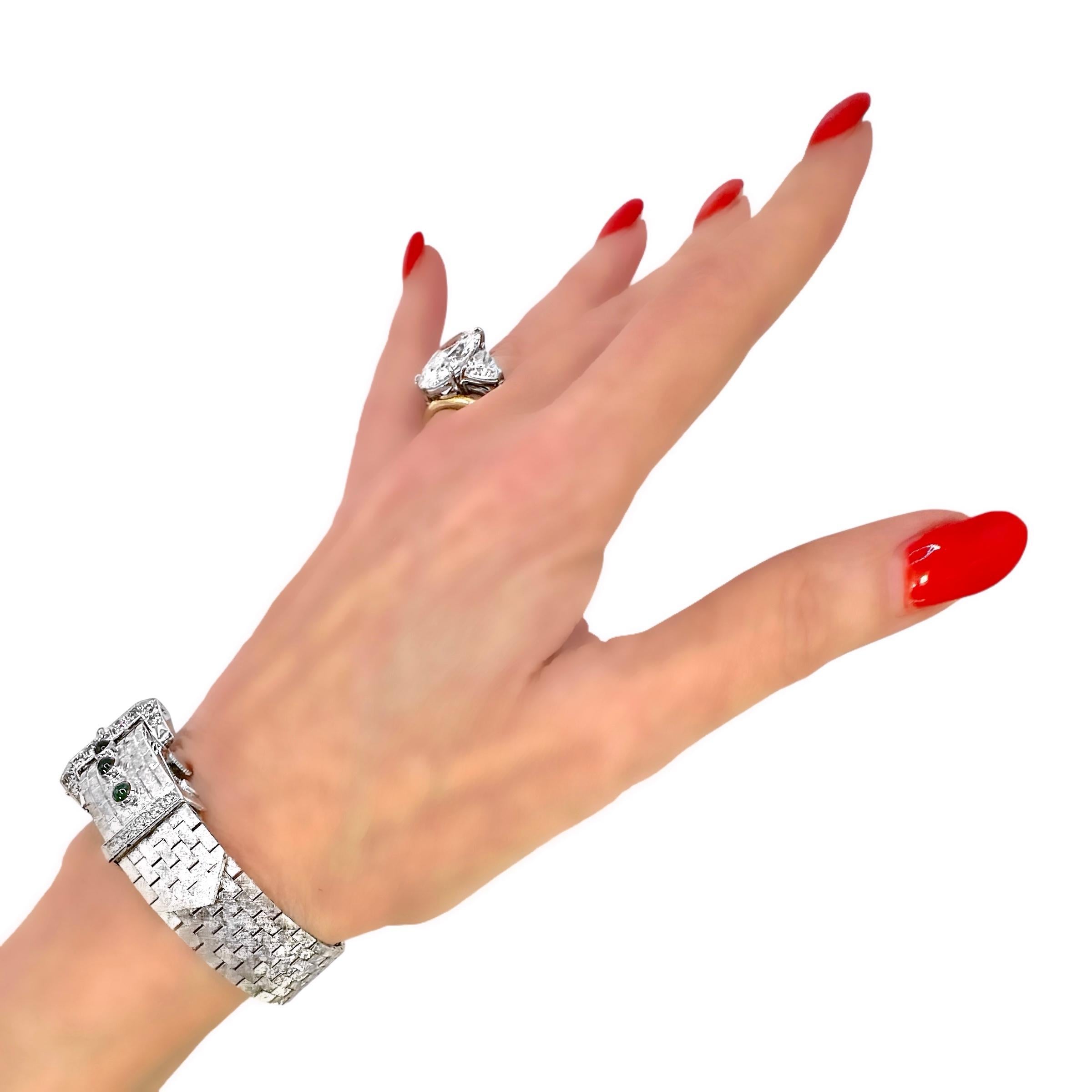 Einzigartige 14K Weißgold Ziegelglieder-Retro-Deckeluhr mit Diamanten und Smaragden 13