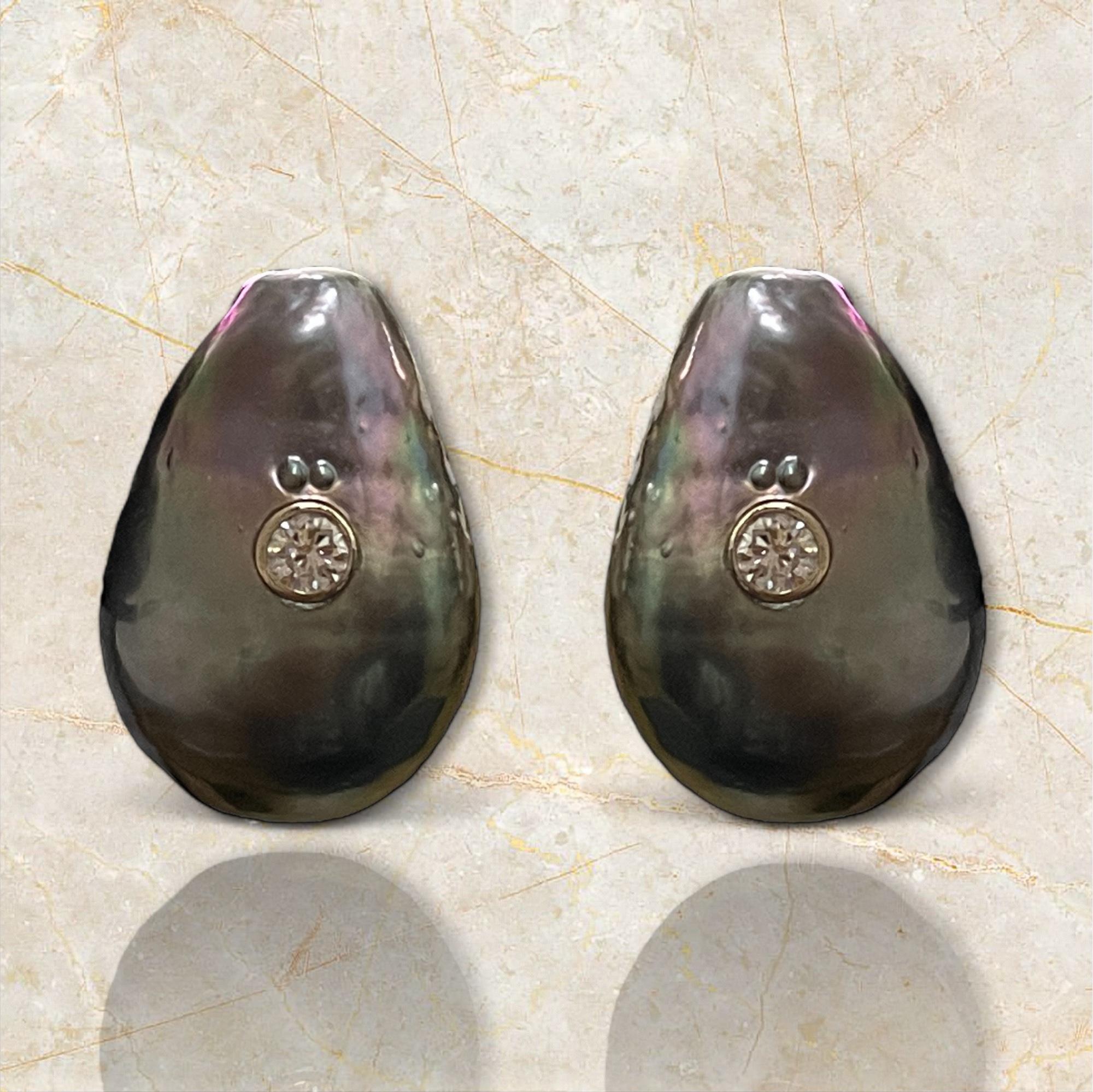 Elevate your elegance with these stunning 14k white gold earrings, featuring lustrous grey pearls accented by a sparkling diamond at the center of each. Crafted for sophistication and allure, they add a touch of timeless beauty to any