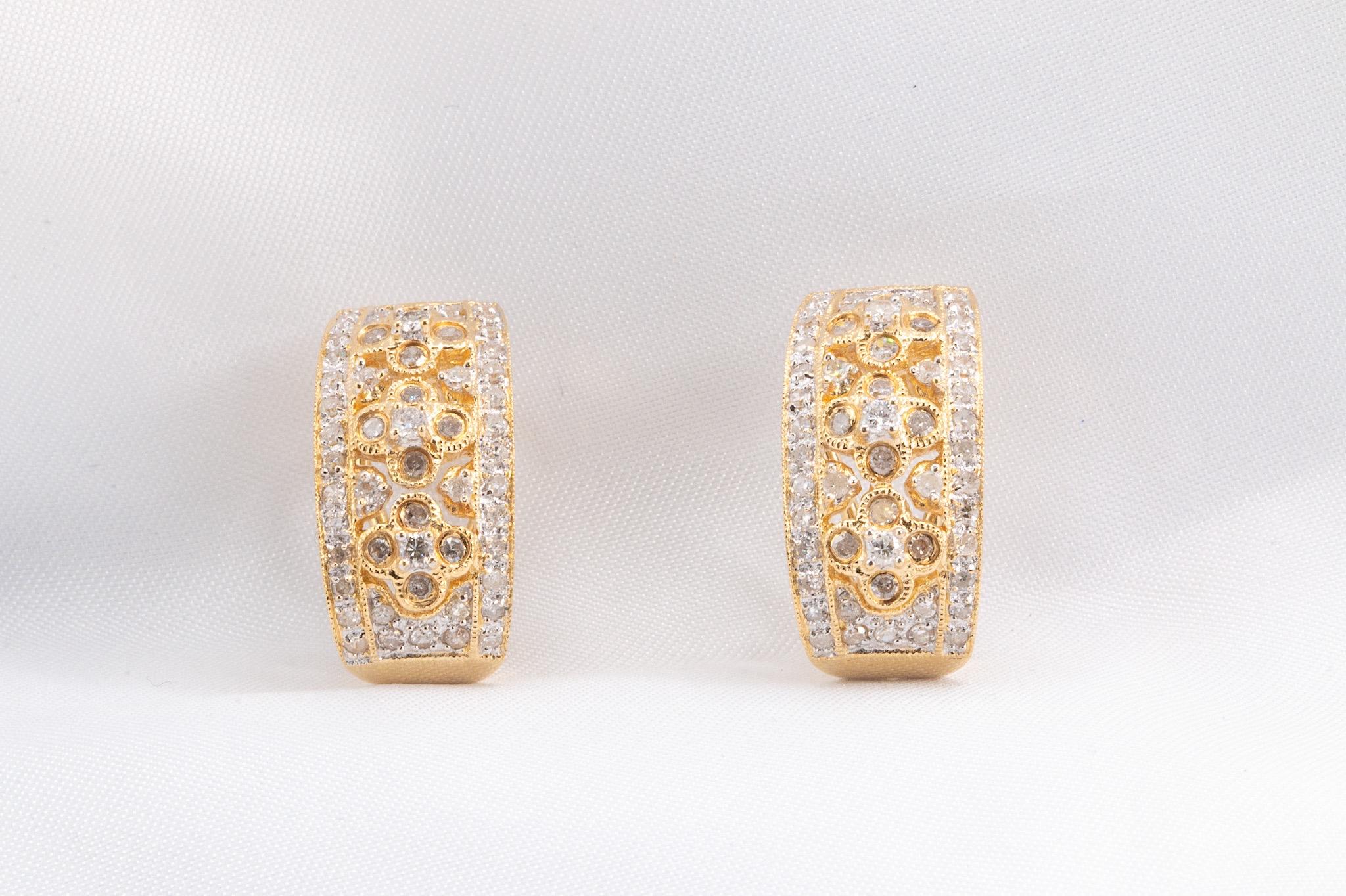 Boucles d'oreilles en or jaune 14k avec diamants floraux  

Ces superbes boucles d'oreilles uniques en or jaune 14k présentent un magnifique design floral, rehaussé d'un mélange de diamants taille unique et taille ronde pour un total d'environ 1ctw.