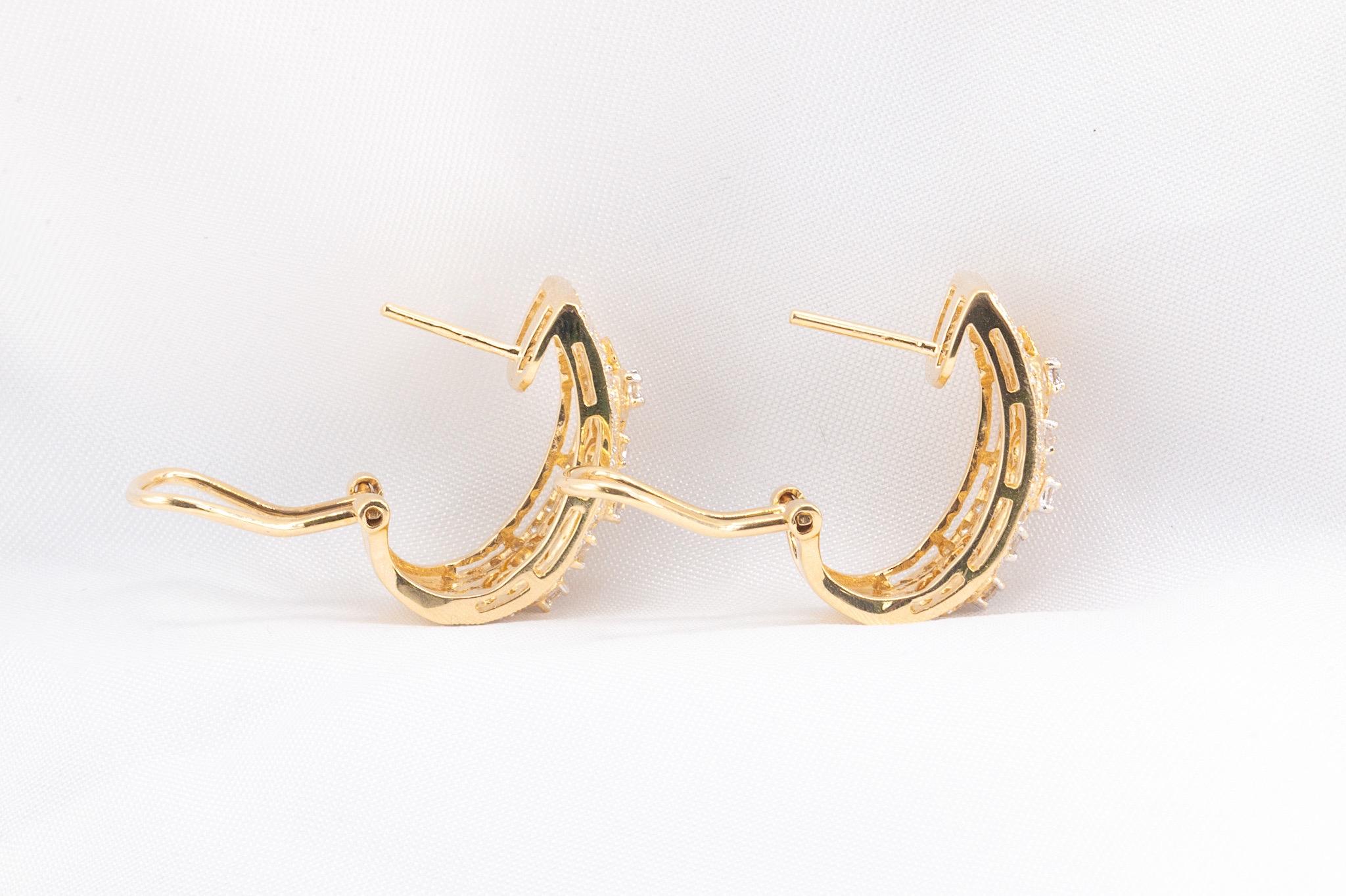 Taille ronde Boucles d'oreilles uniques en or jaune 14k avec diamants en vente