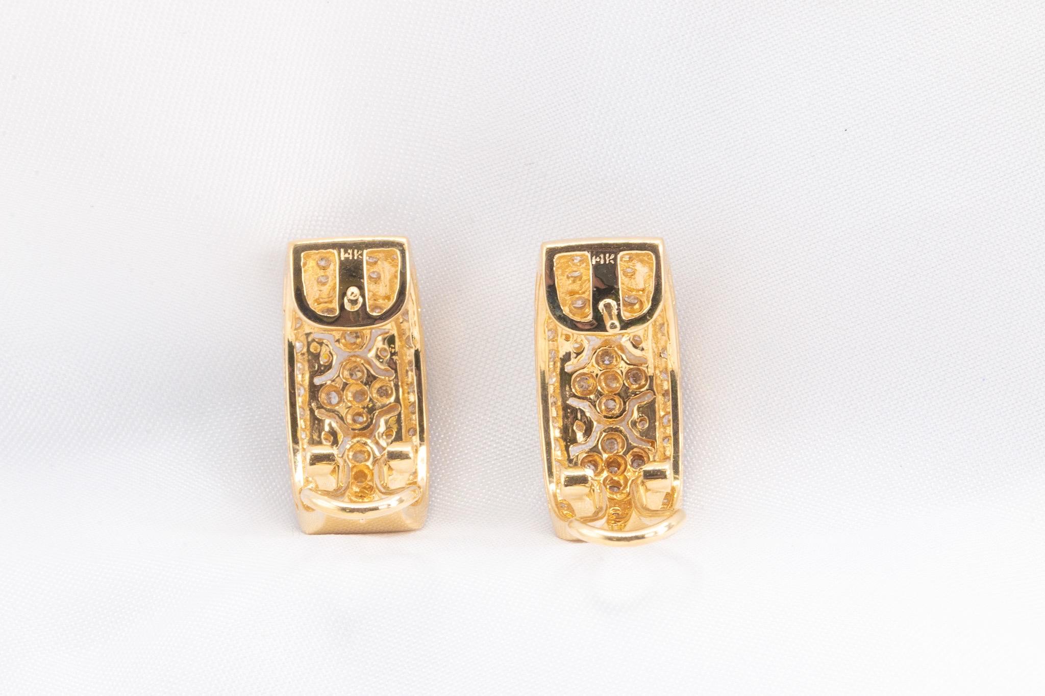 Boucles d'oreilles uniques en or jaune 14k avec diamants Bon état - En vente à Houston, TX
