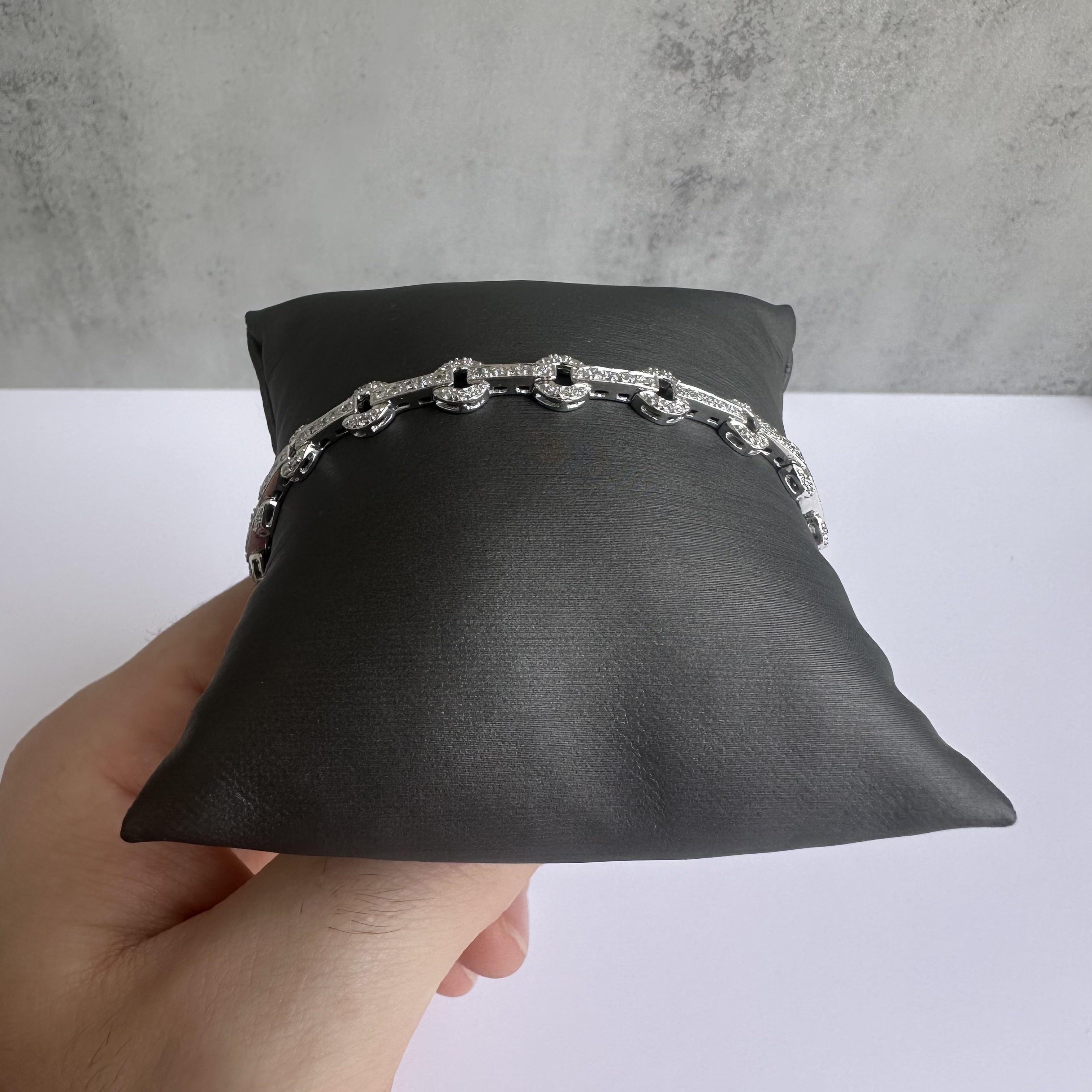 Plongez dans le luxe de ce superbe bracelet en or blanc 14kt serti de diamants ronds naturels de 1,25 carat de couleur GH et de pureté SI. Cette pièce exquise, mesurant 7 1/8 pouces de longueur et environ 6,7 mm de largeur, allie élégance