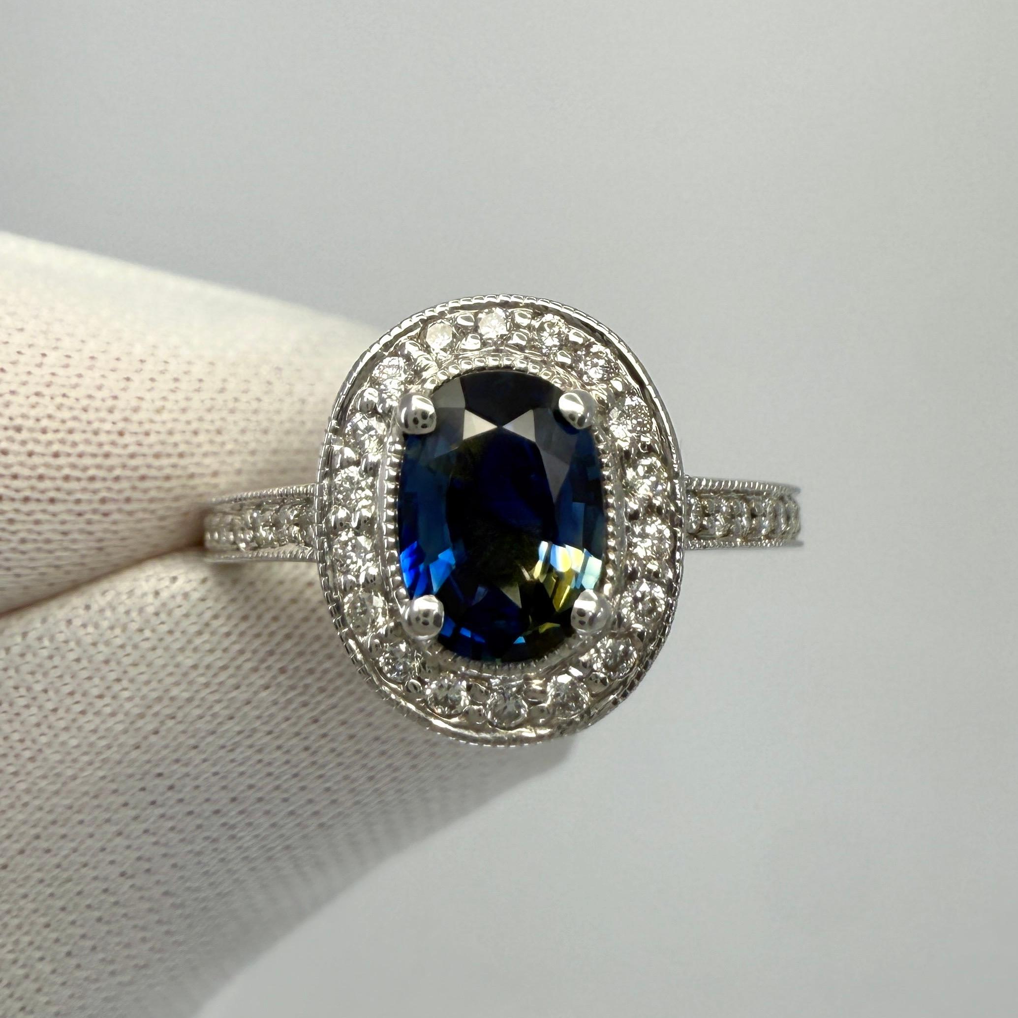 Bague Halo en or blanc 18k avec saphir bleu et jaune et diamant. 1,53 carat au total.

Cette magnifique bague présente un saphir naturel de 1,00 carat avec un effet unique de bicoloration bleu et jaune. Il présente également une excellente coupe