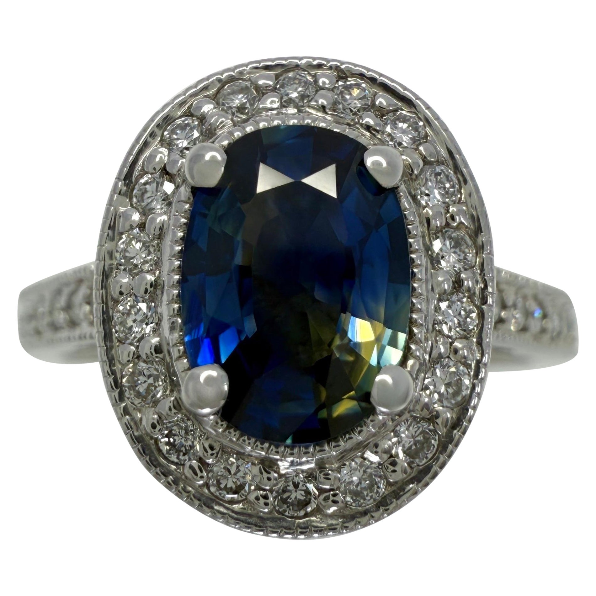 Bague Halo en or blanc 18k avec saphir bleu jaune et diamant d
une valeur de 1,53ct.