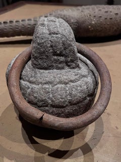 Exclusivo tope para puertas de granito de un castillo medieval francés del siglo XV con anilla de hierro