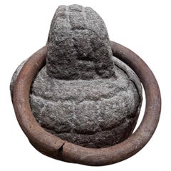 Exclusivo tope para puertas de granito de un castillo medieval francés del siglo XV con anilla de hierro
