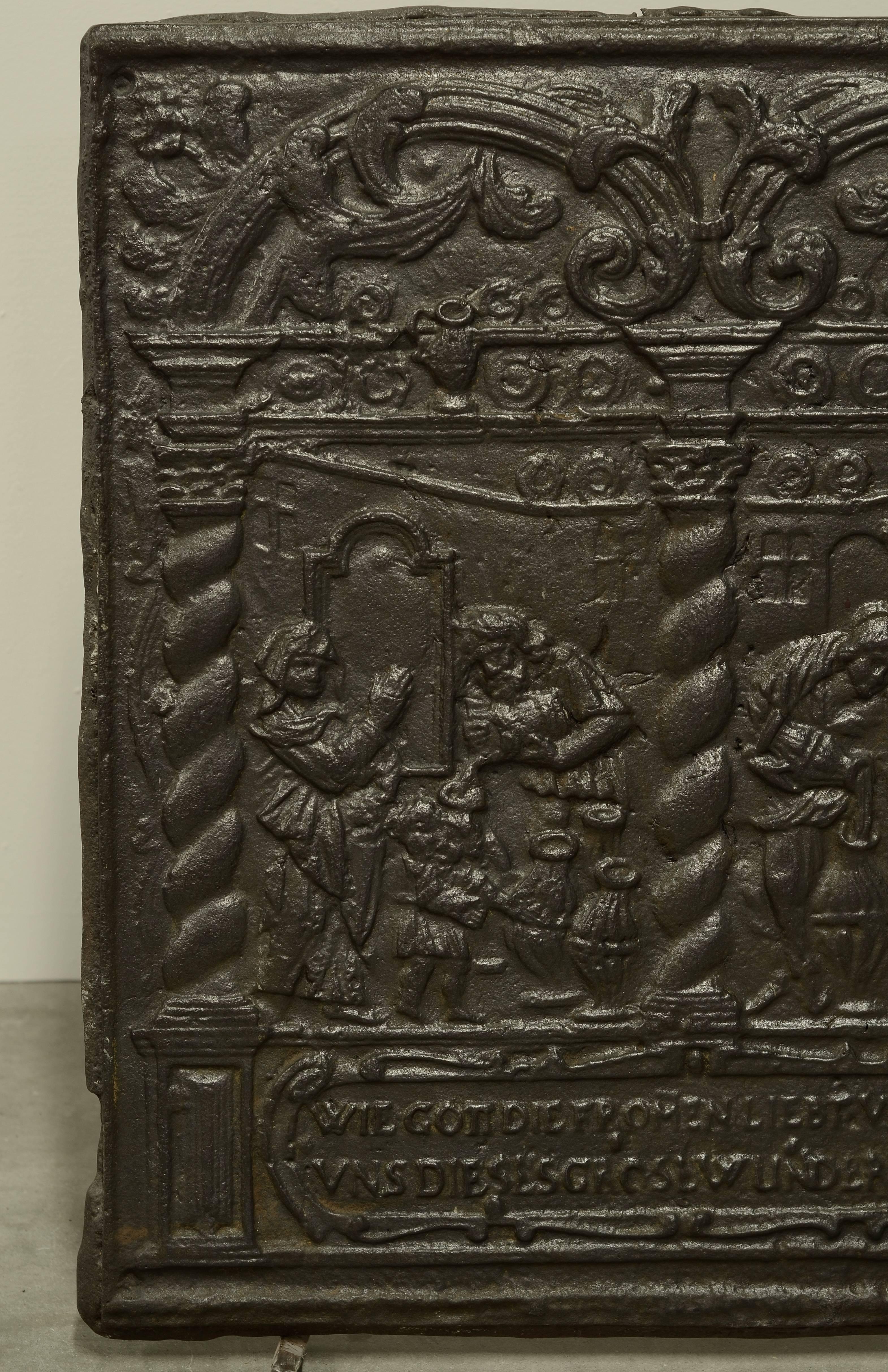 Gothique Plaque de cheminée ancienne unique du 16ème siècle, fête biblique du vin en vente