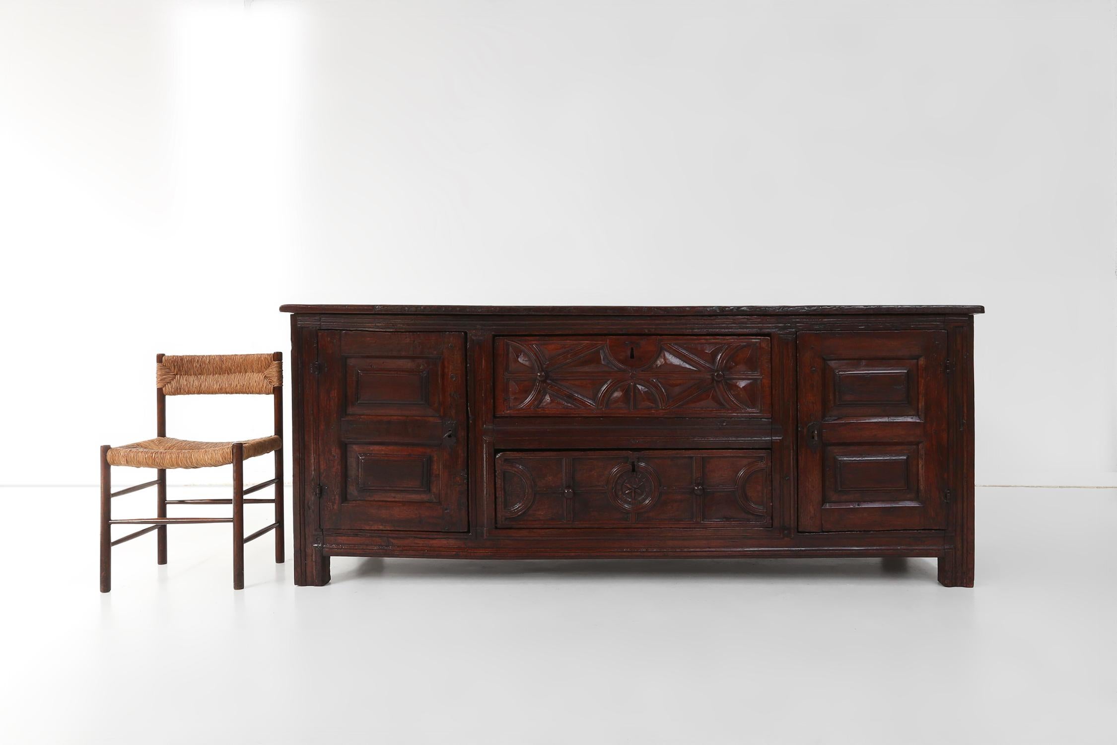 Francia / 1550 / credenza / oak / rustico / antico / wabi sabi

Credenza antica difficile da trovare in rovere pieno con pannelli scolpiti a mano, realizzata in Francia, intorno al 1550. Questa imponente credenza con intagli geometrici è un vero