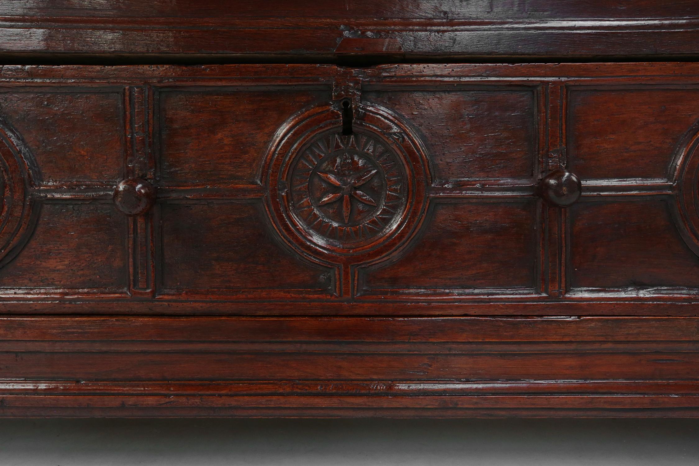 Intagliato a mano Credenza geometrica francese del XVI secolo, unica nel suo genere, in Oak in vendita