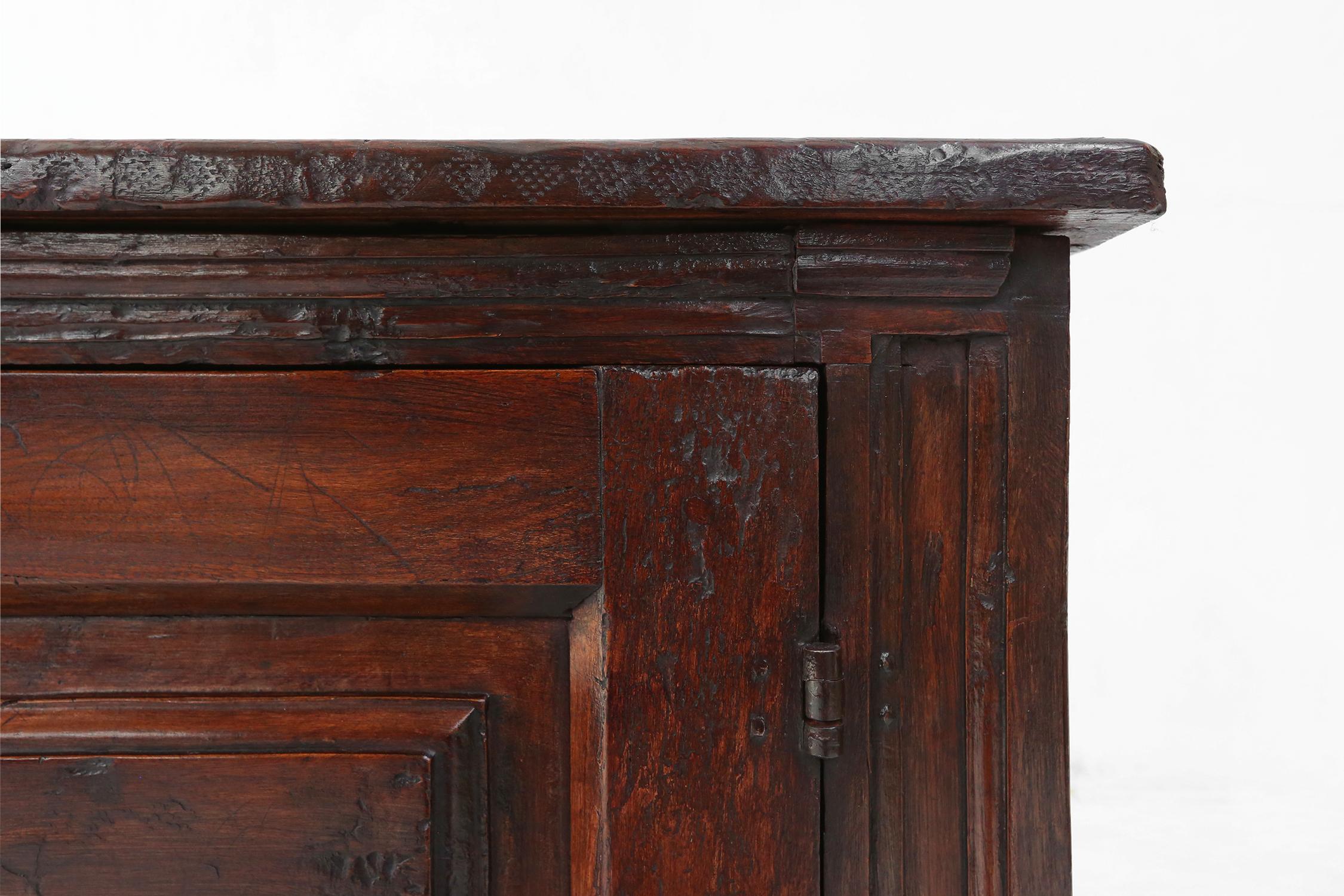 Credenza geometrica francese del XVI secolo, unica nel suo genere, in Oak In condizioni buone in vendita a Meulebeke, BE