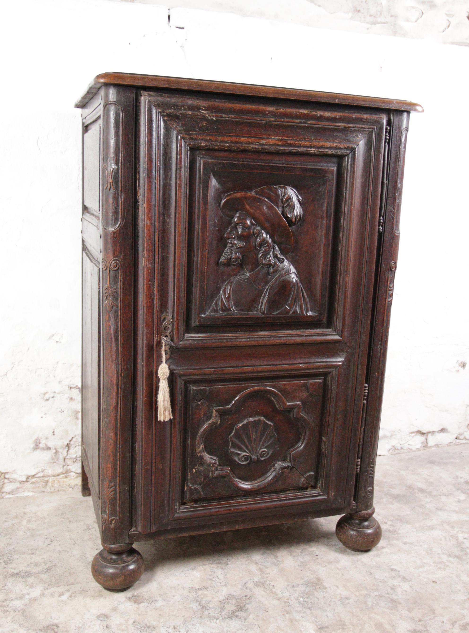 Unique cabinet that's probably made in France.
Beautiful portrait of a man with a feather in his had,
below that a panel with a scallop shell.
Please take a good look at the photo's for the condition, traces of woodworm throughout.
The cabinet