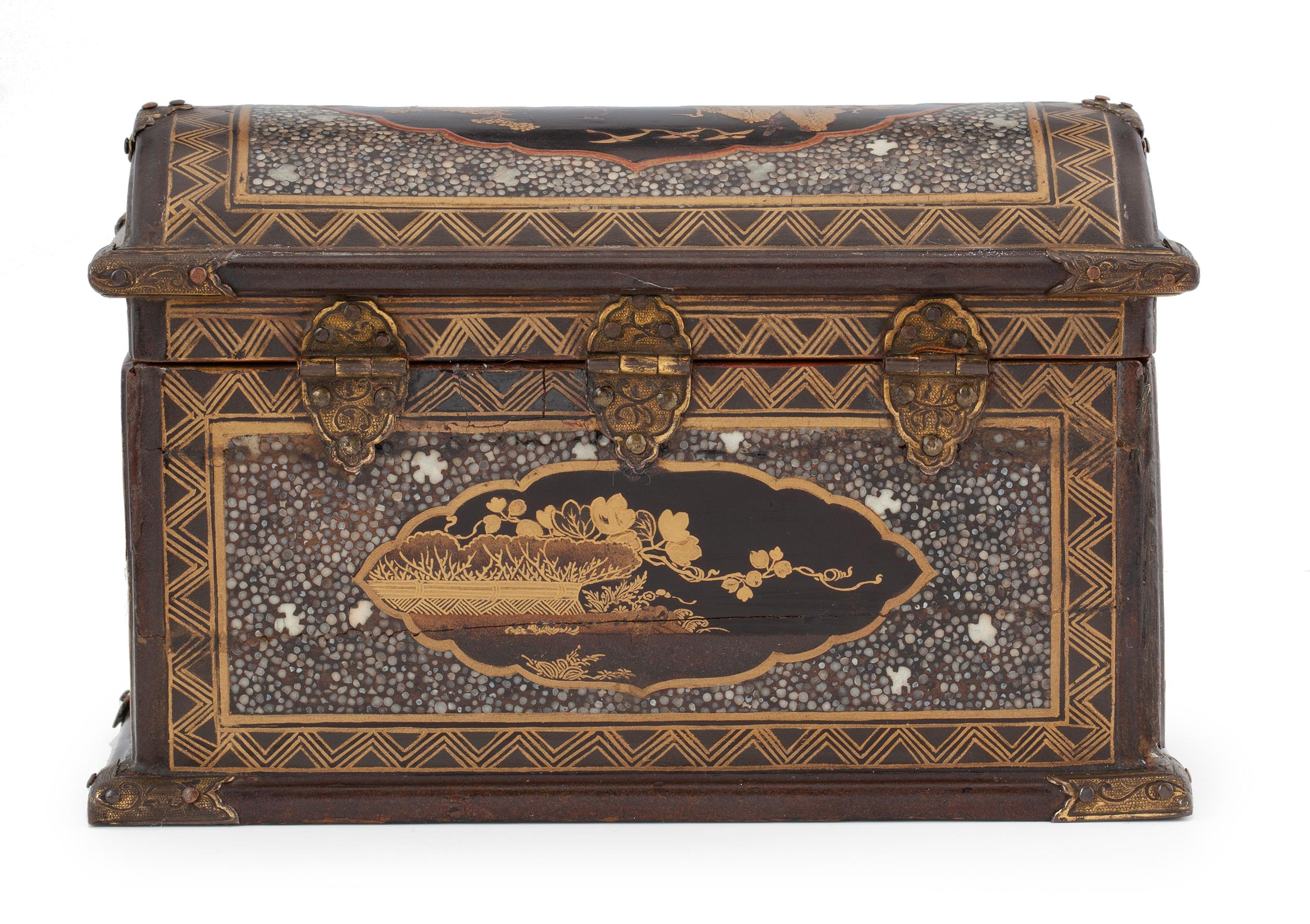 A unique and exceptional Japanese miniature or dollhouse export lacquered chest

Kyoto, circa 1620-1640

The chest of rectangular shape with a domed lid, decorated in Transition-style, in gold hiramaki-e on a black background within reserved