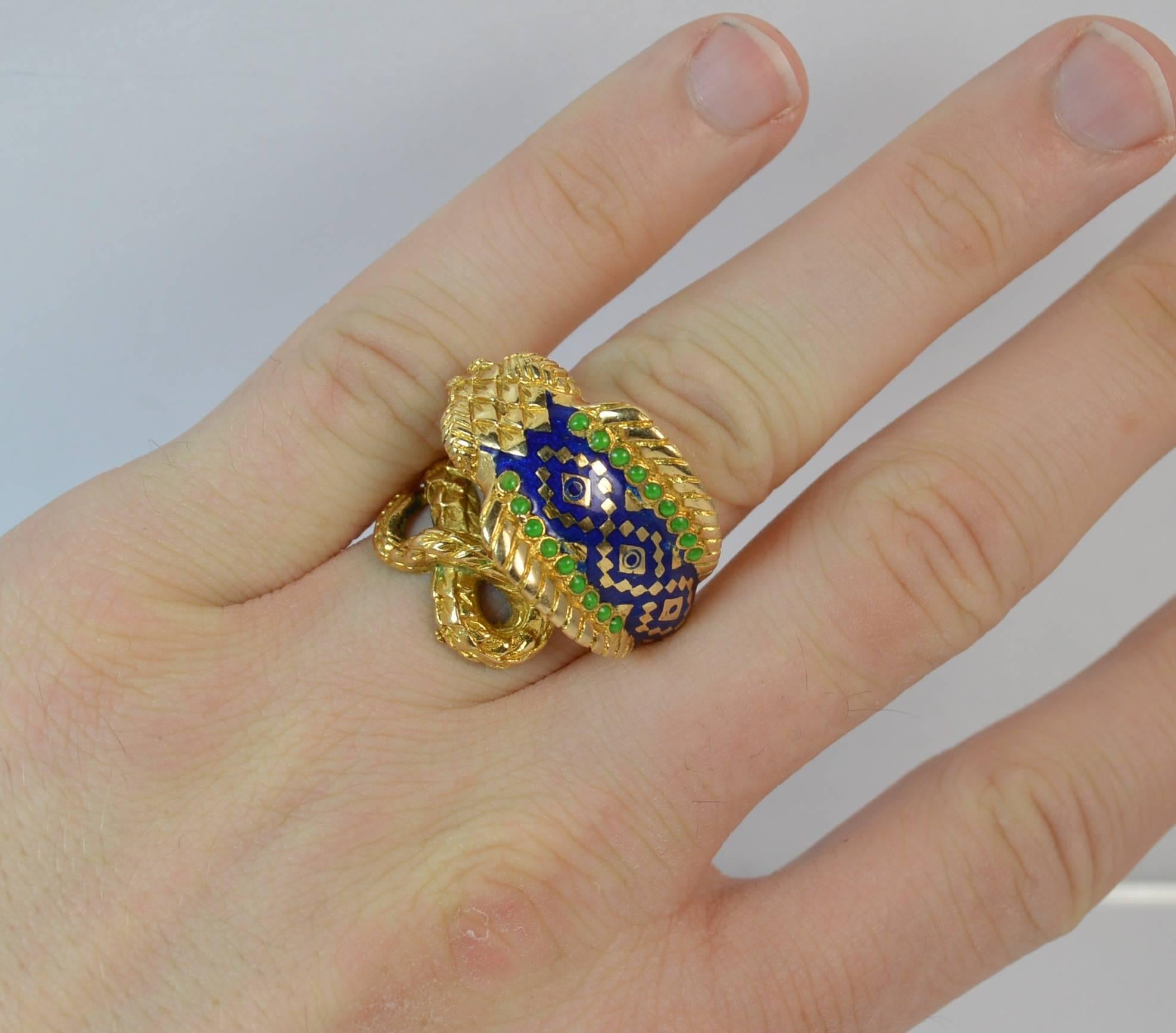 
A stunning 18 carat yellow gold King Cobra snake ring.

​Very large snake design with blue and green enamelling to the back of the snake head.

​23mm thick to front, protruding 9mm off the finger.


CONDITION ; Excellent. Solid piece, issue free.