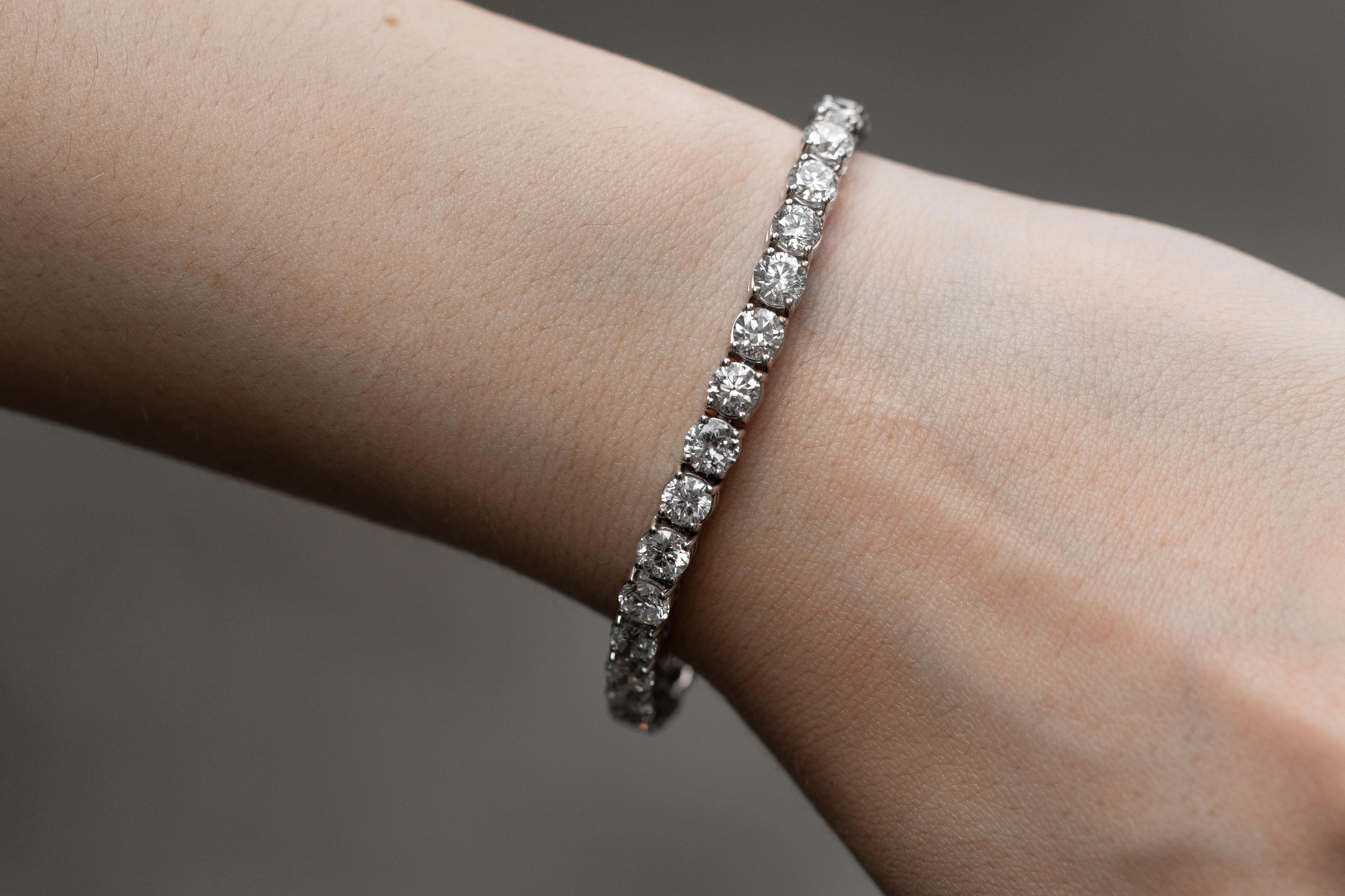 Add a timeless sparkle to any ensemble with a diamond tennis bracelet. This 18 carats diamond tennis bracelet features 30 brilliant round-cut diamonds carefully matched in a E-F color and an VS-SI clarity.
Each diamond that lines the 6.5-inch