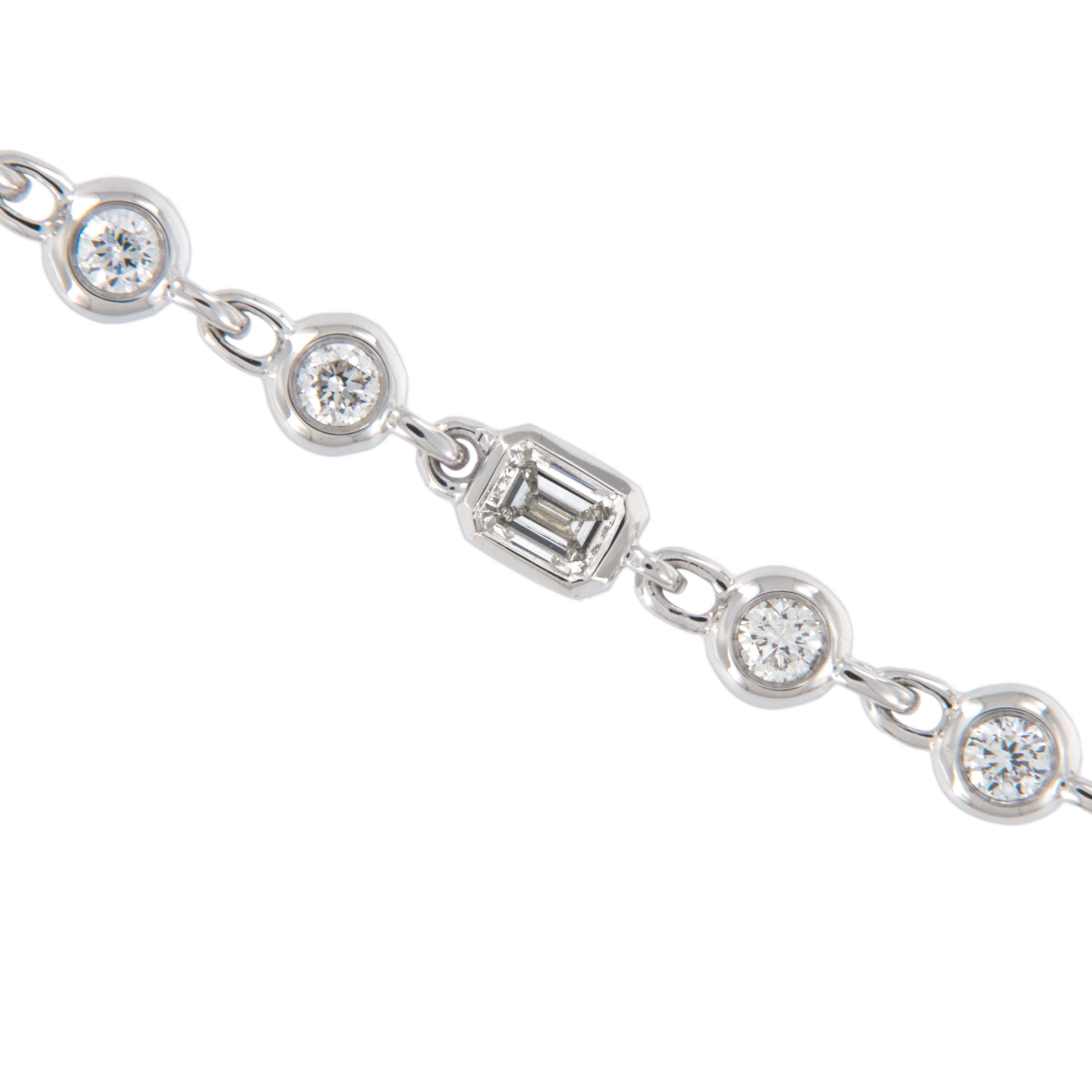 Absolument stupéfiant ! Ce collier de diamants tout à fait unique est composé de 80 diamants VS, G-H (2,46 ct) sertis en chaton et de trois diamants taille émeraude dispersés à l'intérieur, le tout terminé par un magnifique fermoir orné de diamants.